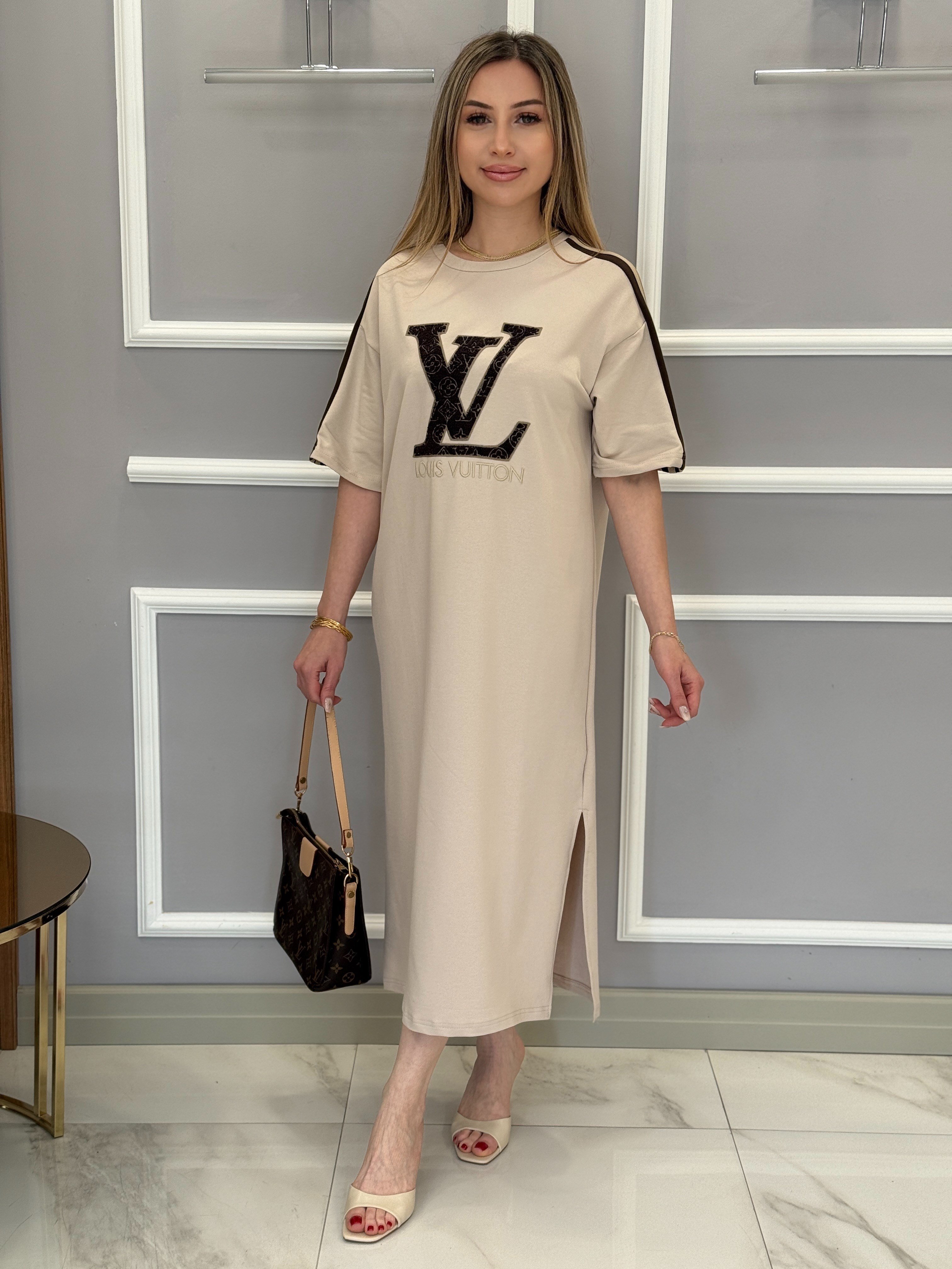 LN Premium Yazı Detaylı  Boyu 116cm Yandan Tek Yırtmaçlı Elbise Vizon