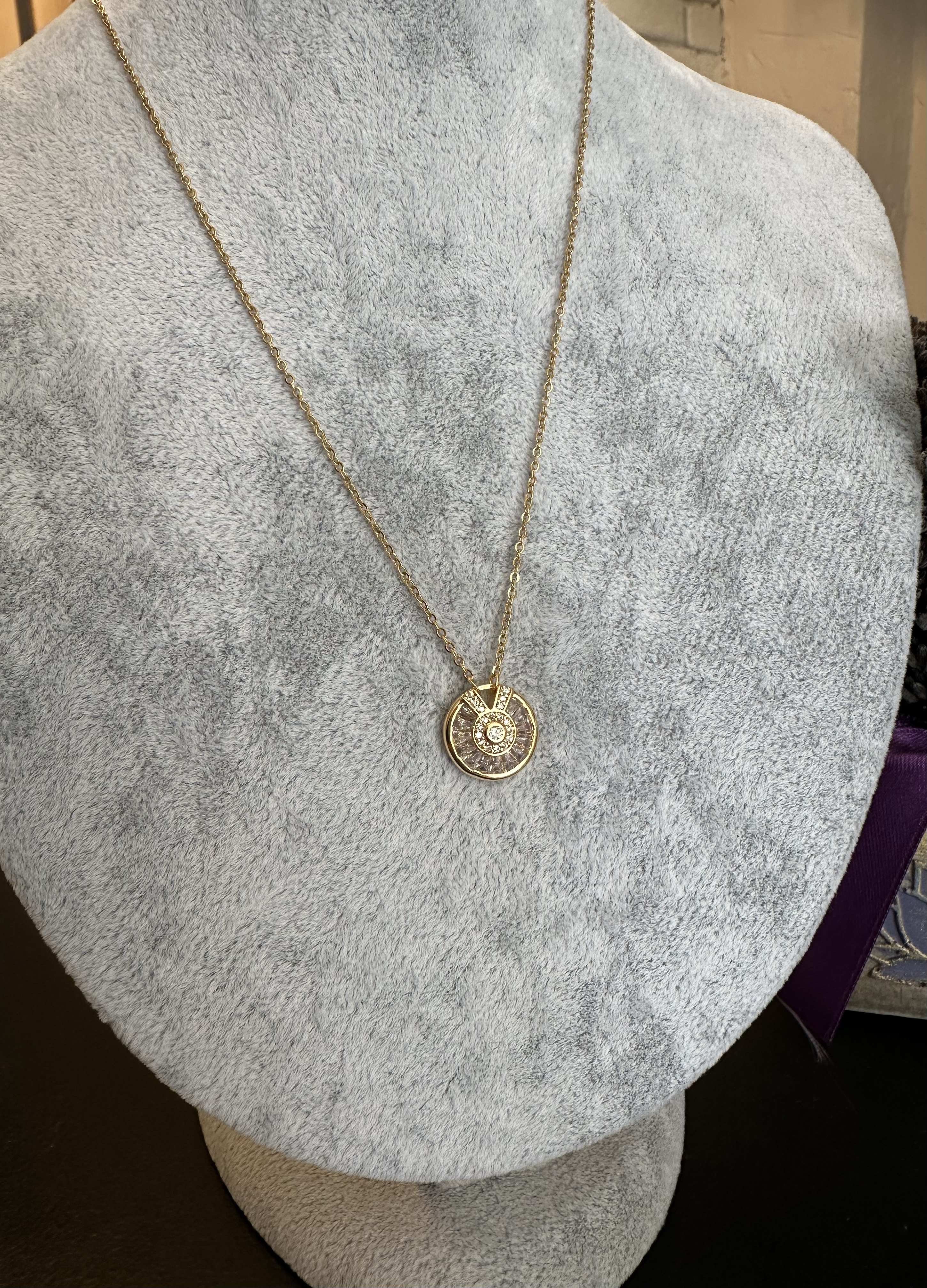 Çelik Gold Renk Minimal Taşlı Kolye