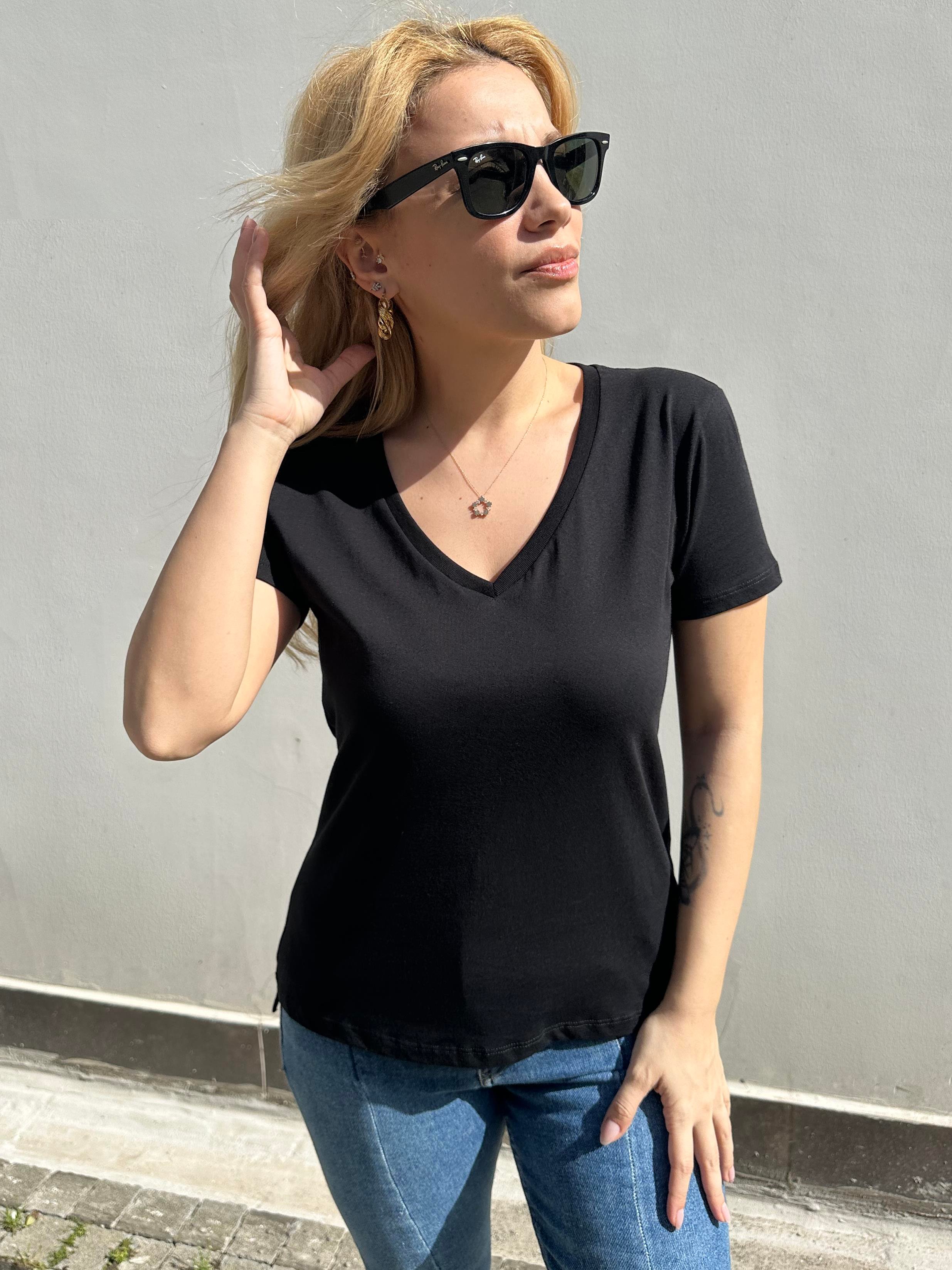 Siyah Renk V Yaka Basic Tişört