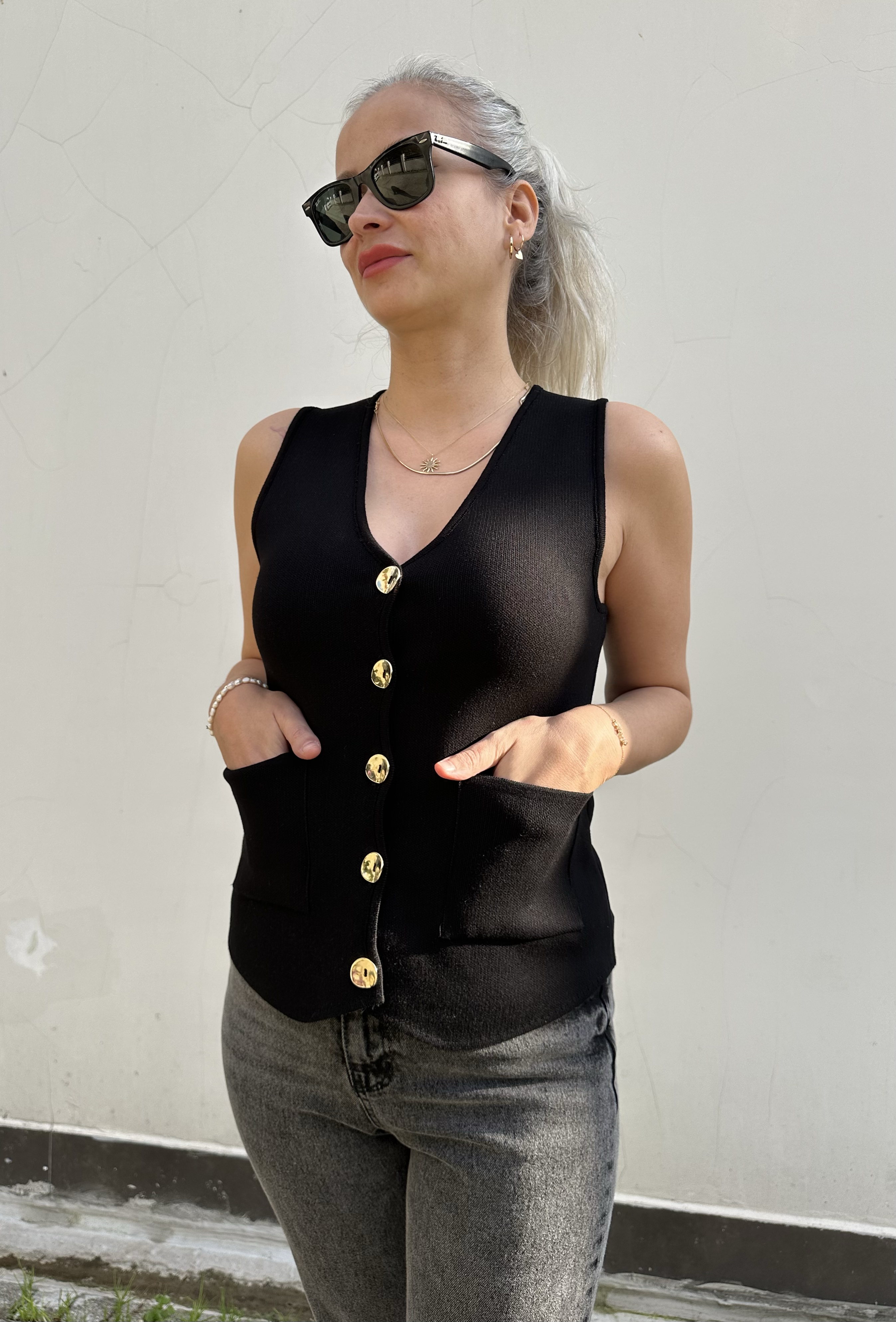 Siyah V Yaka Düğmeli Cepli Triko Yelek