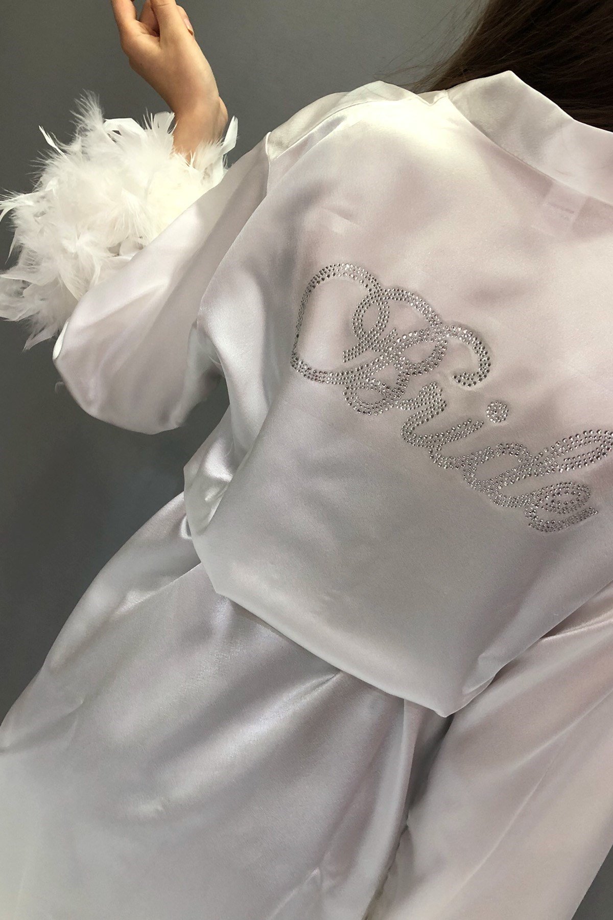 Beyaz Saten Tüylü Bride Sabahlık ve Tüylü Taç Küpe