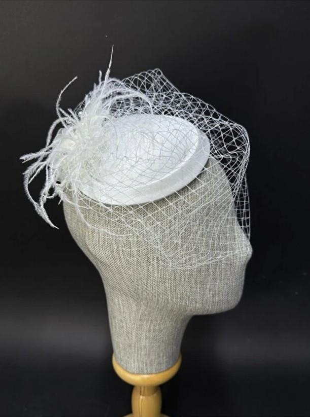 Gelin Nikah Şapkası Tüy ve Şifon Çiçekli Peçeli Toka Modeli