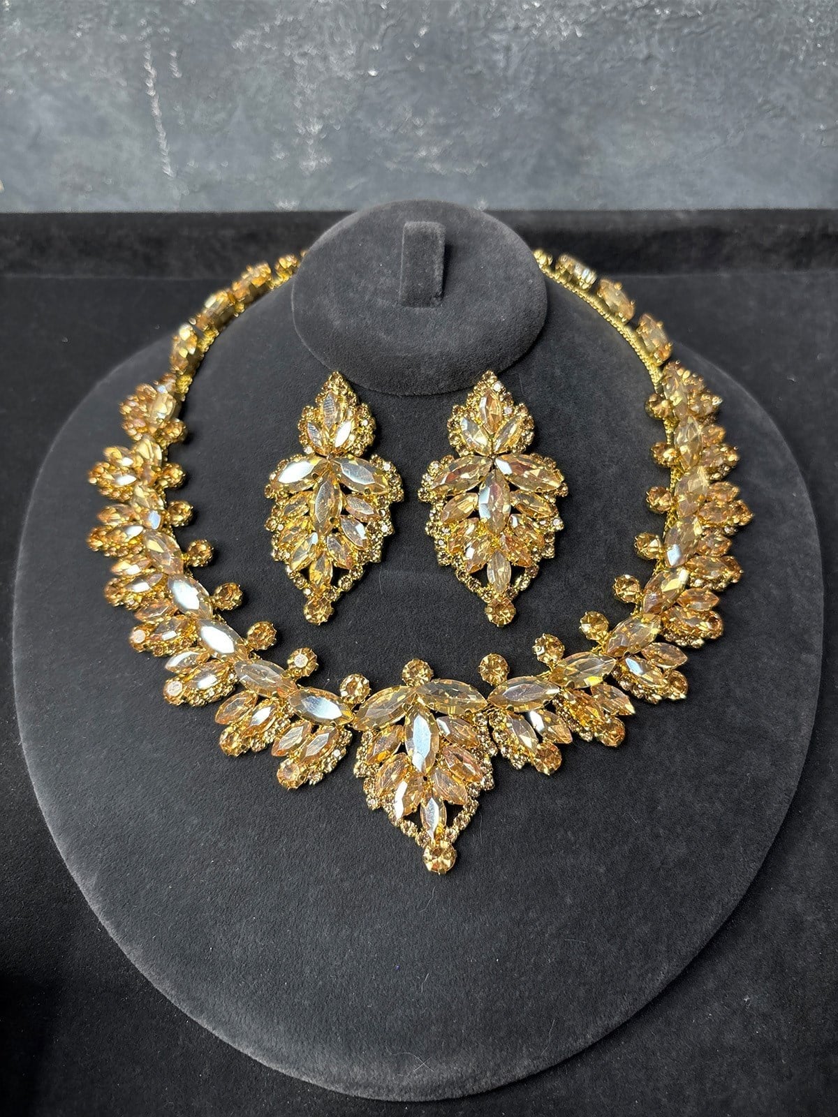 Gold Rengi Velin Damla Model Parlak Taşlı Kolye Küpe Set Göz Alıcı Abiye Davet Takı