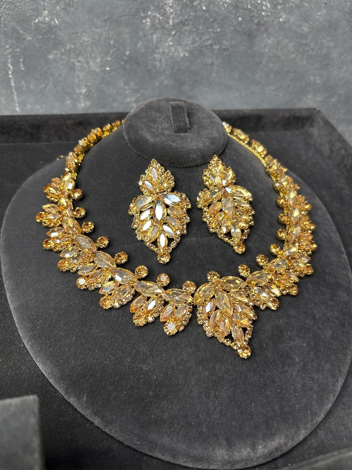 Gold Rengi Velin Damla Model Parlak Taşlı Kolye Küpe Set Göz Alıcı Abiye Davet Takı