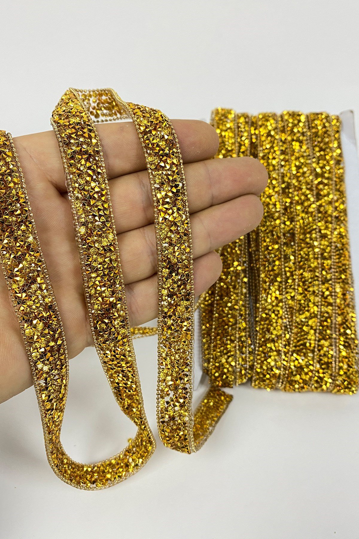Gold Ütüyle Yapışan Taşlı Zincirli Şerit Aplik