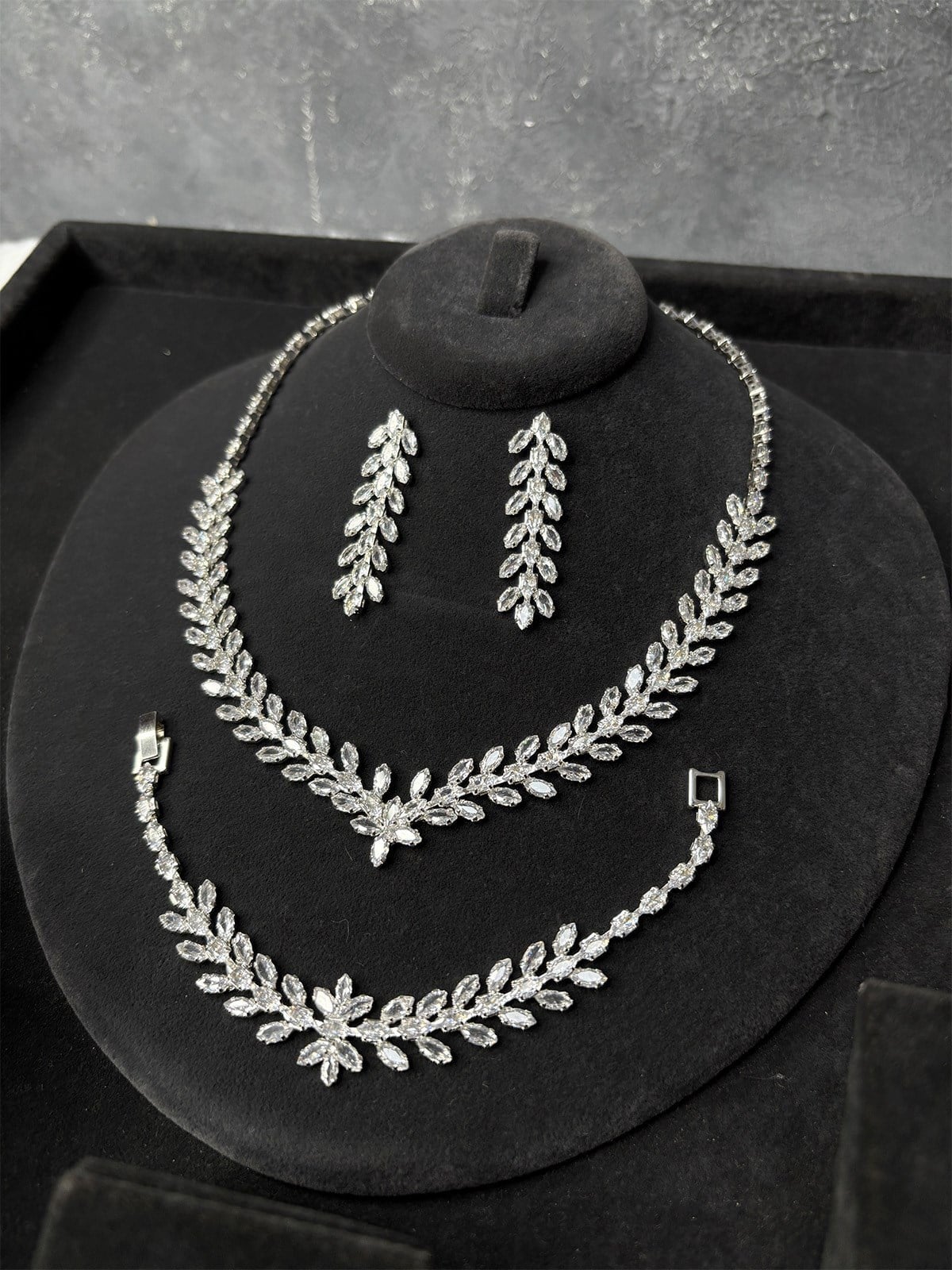 Gümüş Rengi Damla Model Zirkon Taşlı Kolye Küpe Bileklik Set Abiye Şık Takı