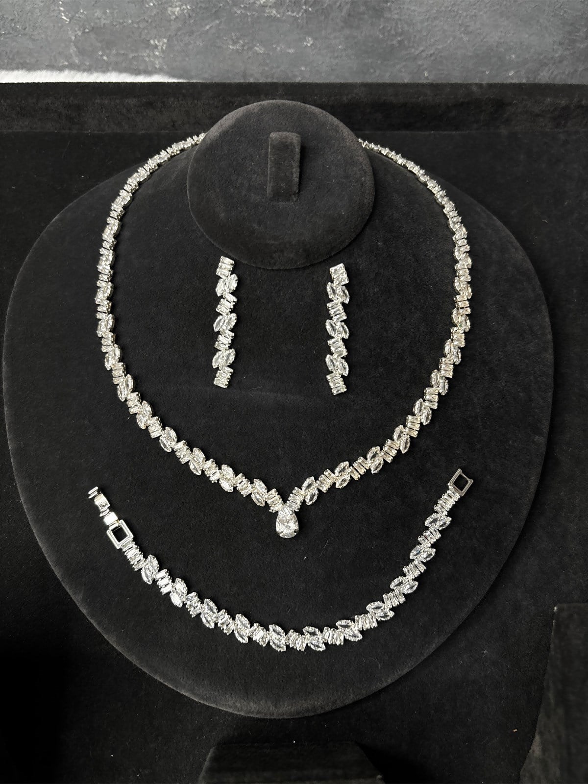 Gümüş Rengi Parlak Zirkon Taşlı 3'lü Takı Seti Kolye Küpe Bileklik Abiye