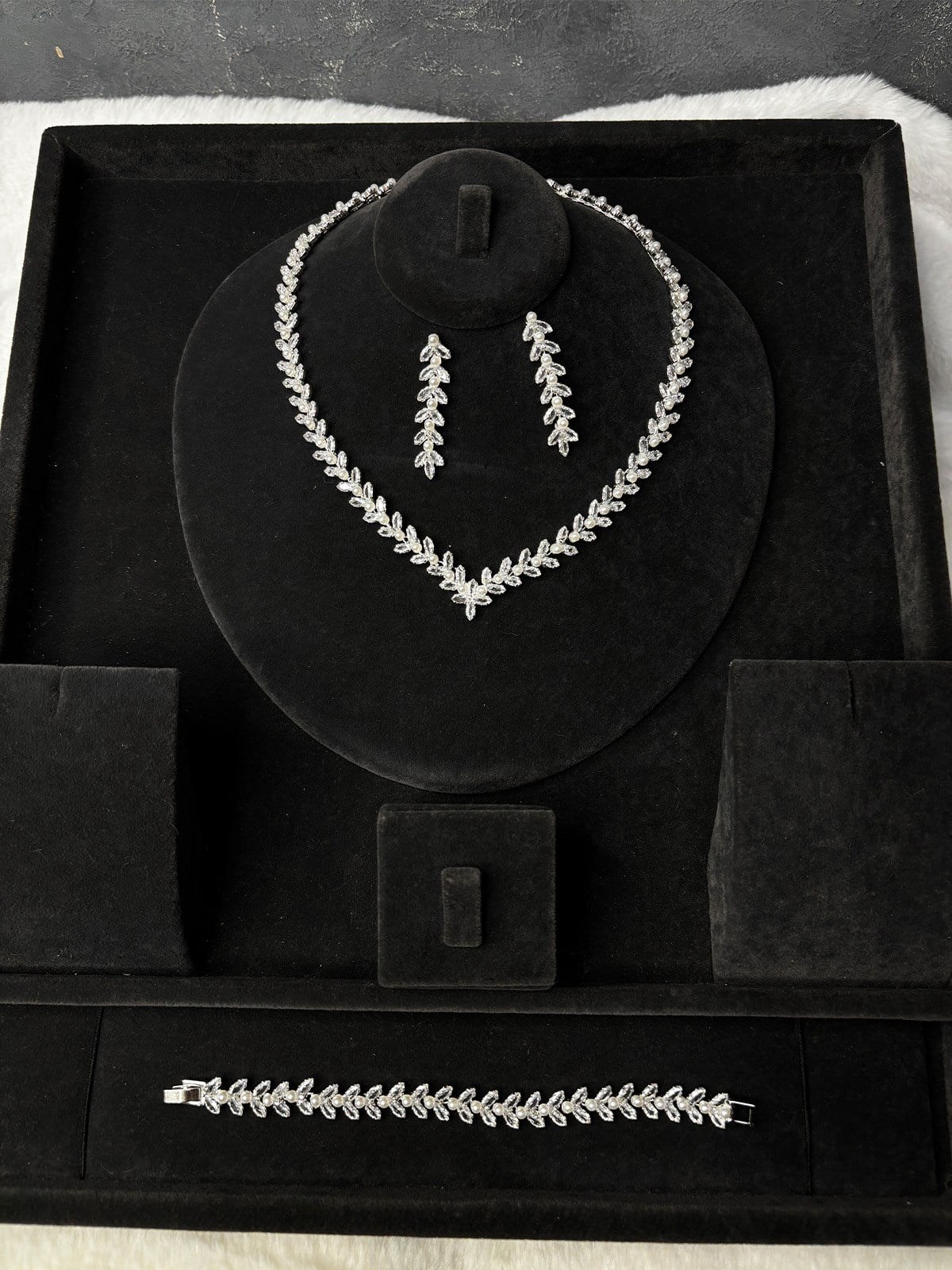 Gümüş Rengi Premium Zirkon Taşlı Kolye Küpe Bileklik Set Lüks Davet Takı