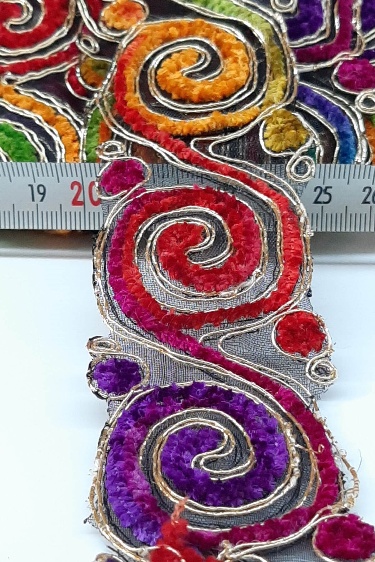 Gümüş Sarmal Desenli Antik Şerit Güpür