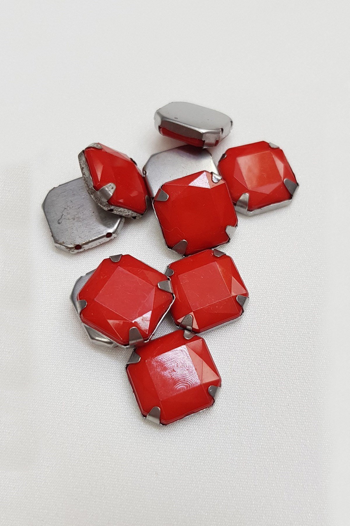 Kırmızı  Kare Kasalı Dikme Taş 1,5 cm 10 adet