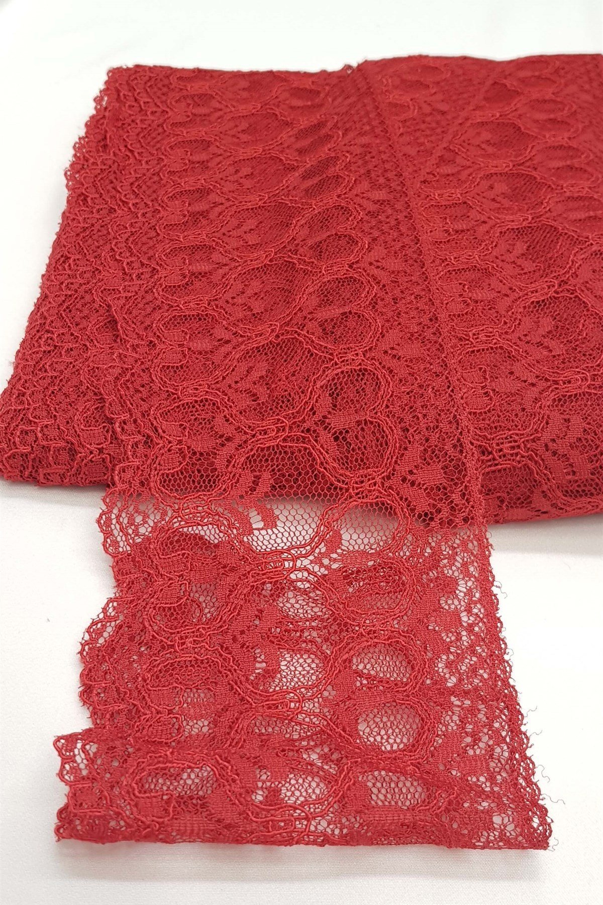 Kırmızı Kolalı Kuğu Dantel 