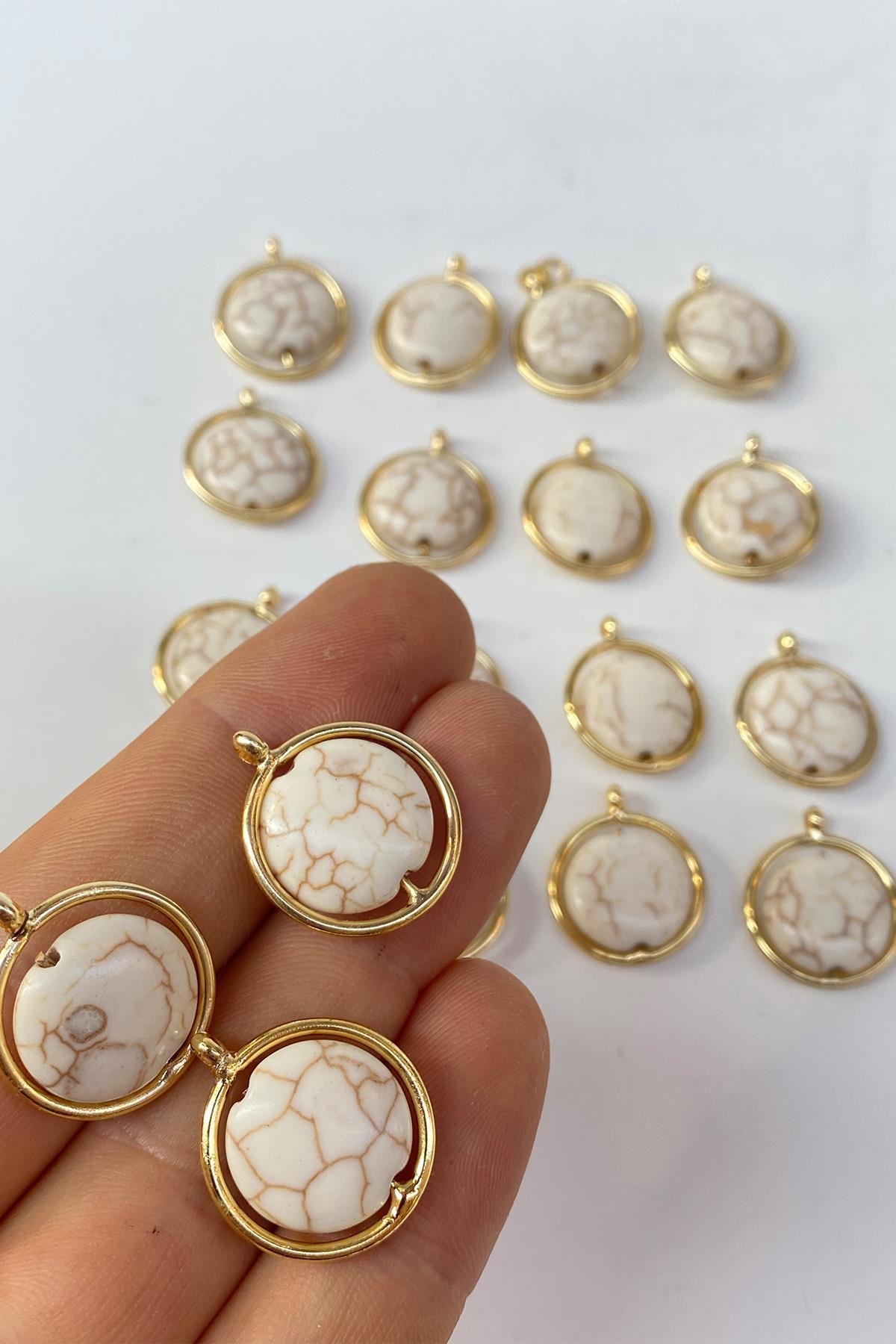 Oval Dogal Taşlı Gold Detaylı Kolye Ucu