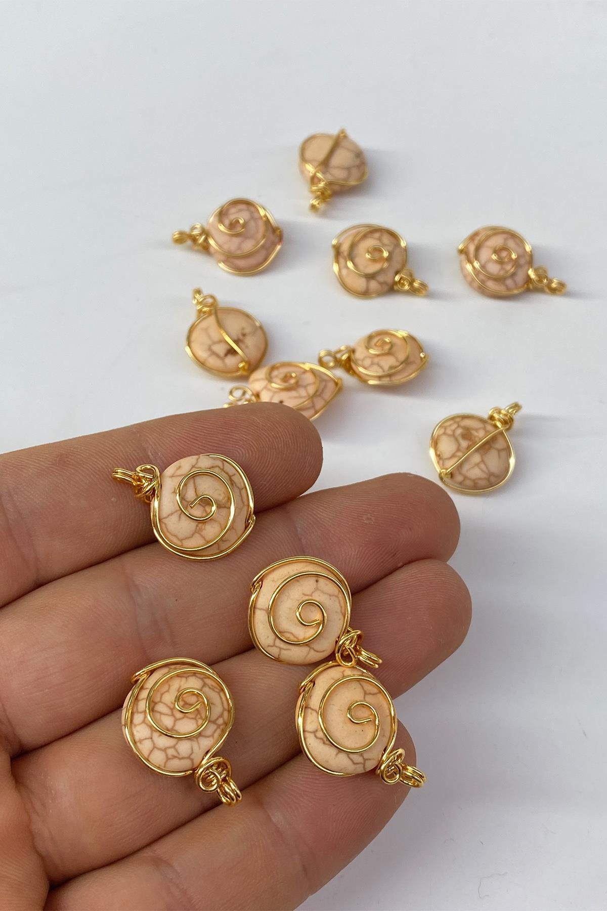 Oval Dogal Taşlı Gold Detaylı Kolye Ucu