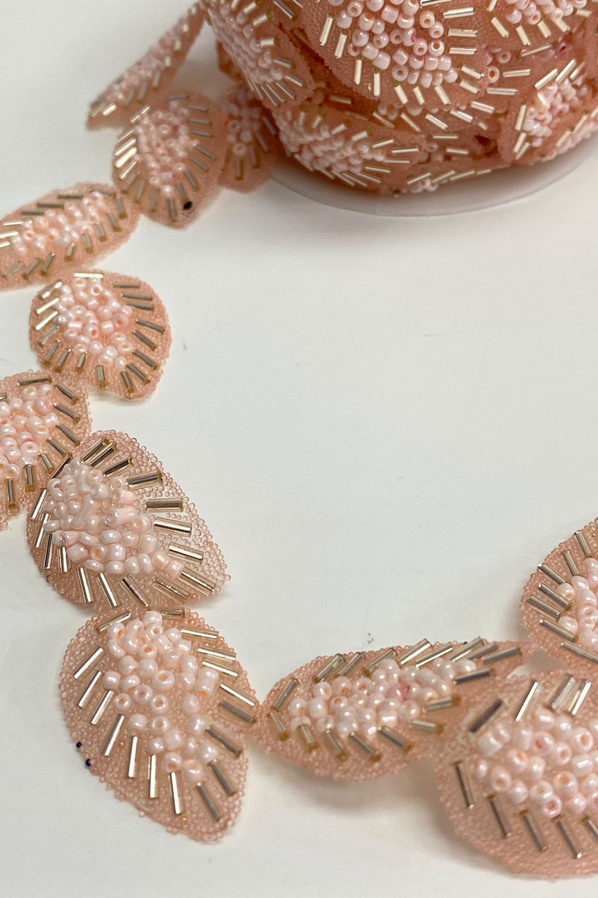 Pembe Yaprak Desen Ütüyle Yapışan Şerit Taş Aplik