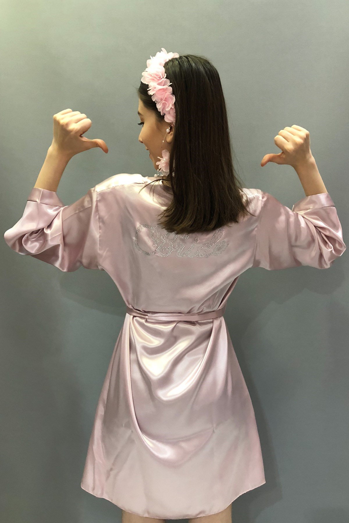 Pudra Renk Saten Bride Sabahlık ve Çiçekli Taç