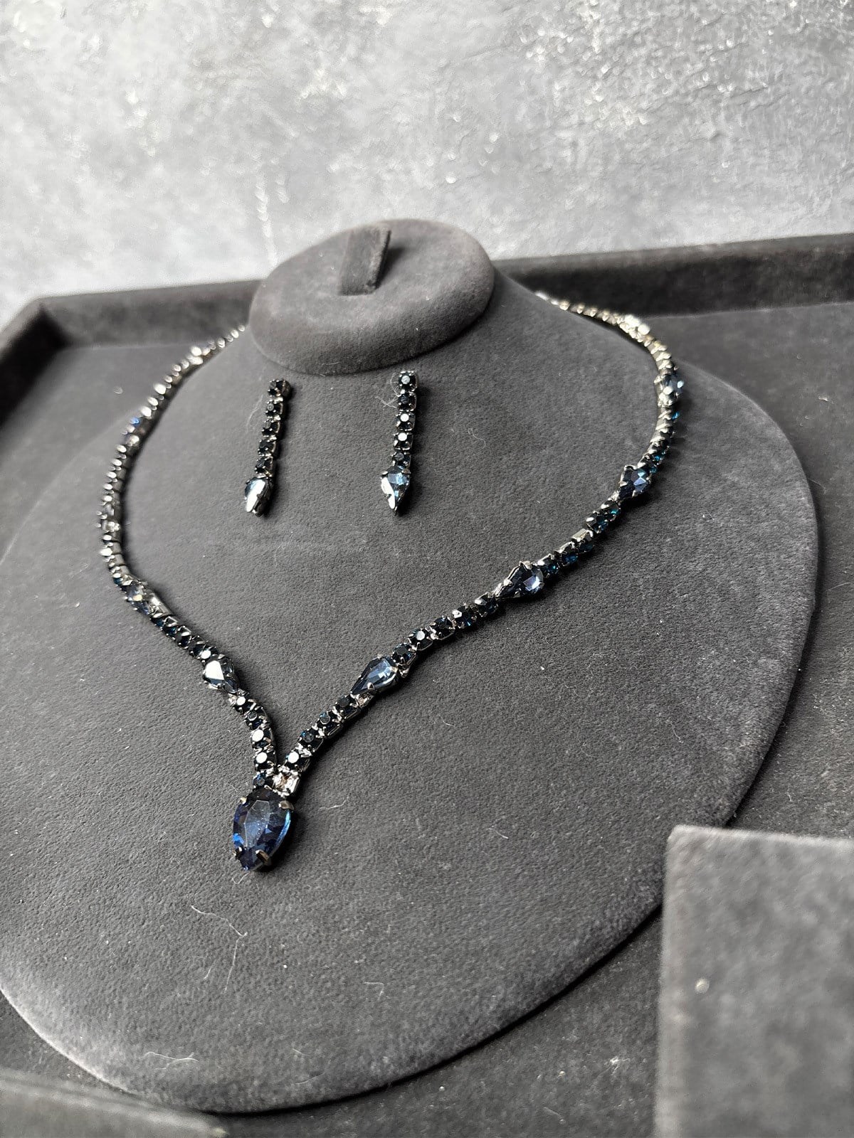 Saks Mavi Lüks Taşlı Kolye Küpe Set