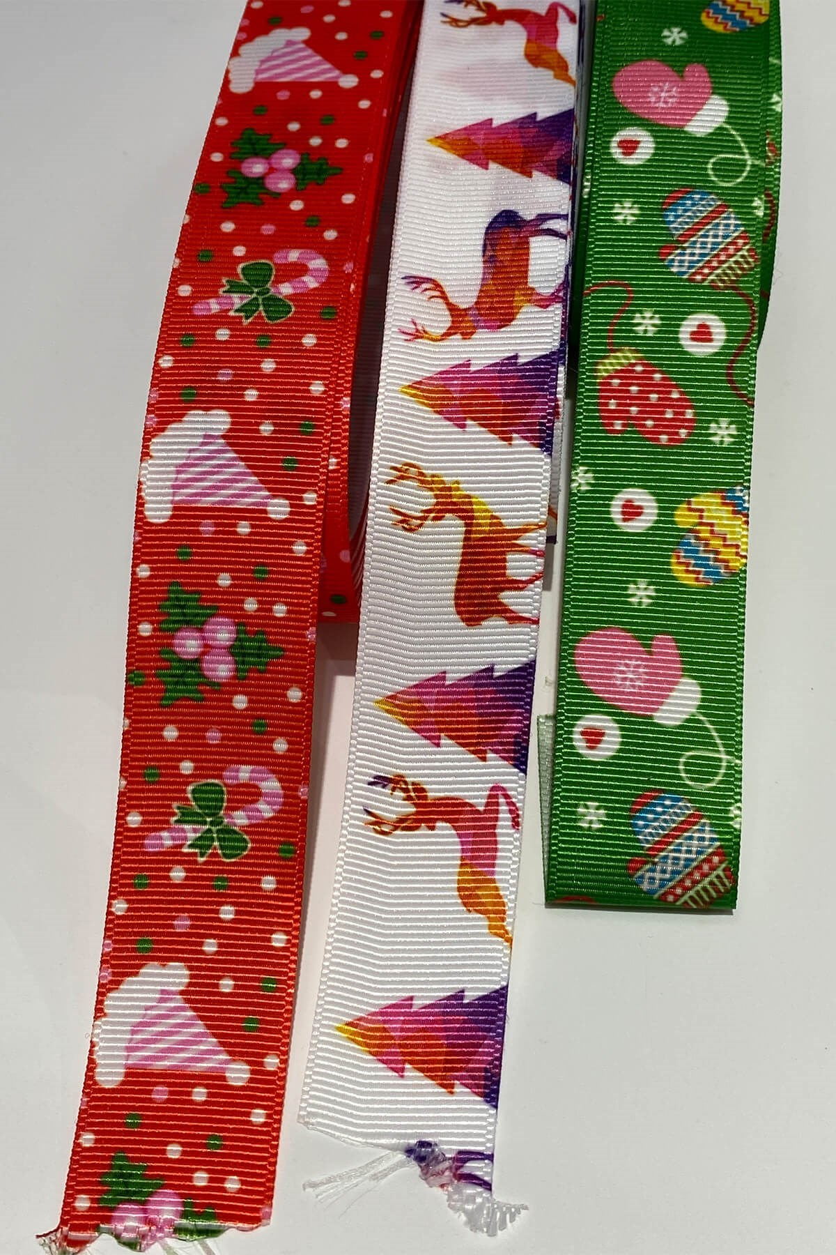 Şapka ve Çam Agaçlı Baskılı Yılbaşı Kurdelesi 2,5 cm 30 mt Renkli