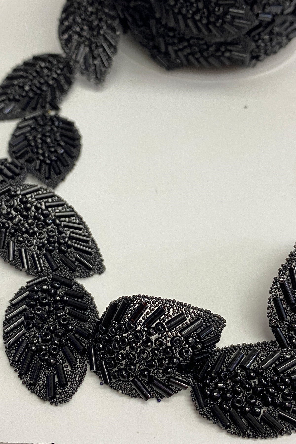 Siyah Yaprak Desen Ütüyle Yapışan Şerit Taş Aplik