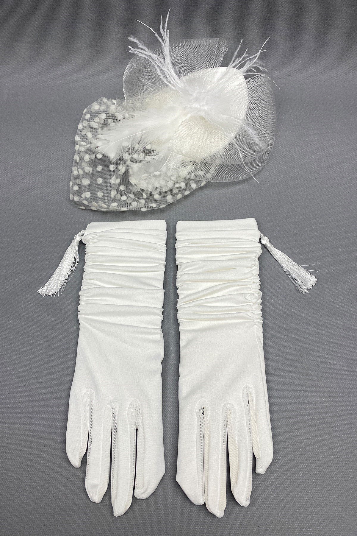 Uzun Püsküllü Gelin Eldiveni ve Puantiyeli Nikah Şapkası
