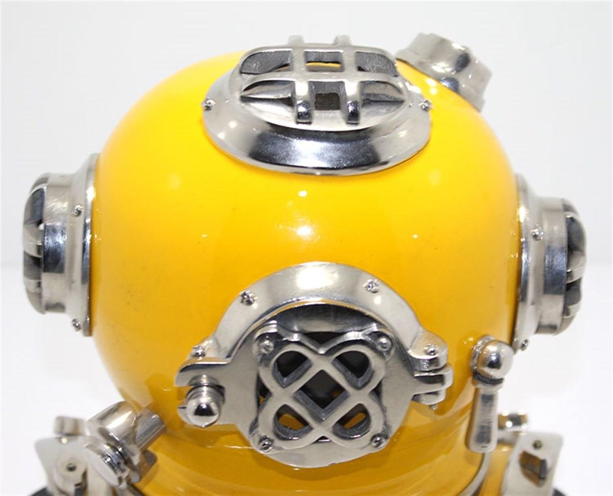 AHŞAP STANDLI MARK V DALGIÇ BAŞLIK MASA DEKORU SARI ORTA BOY