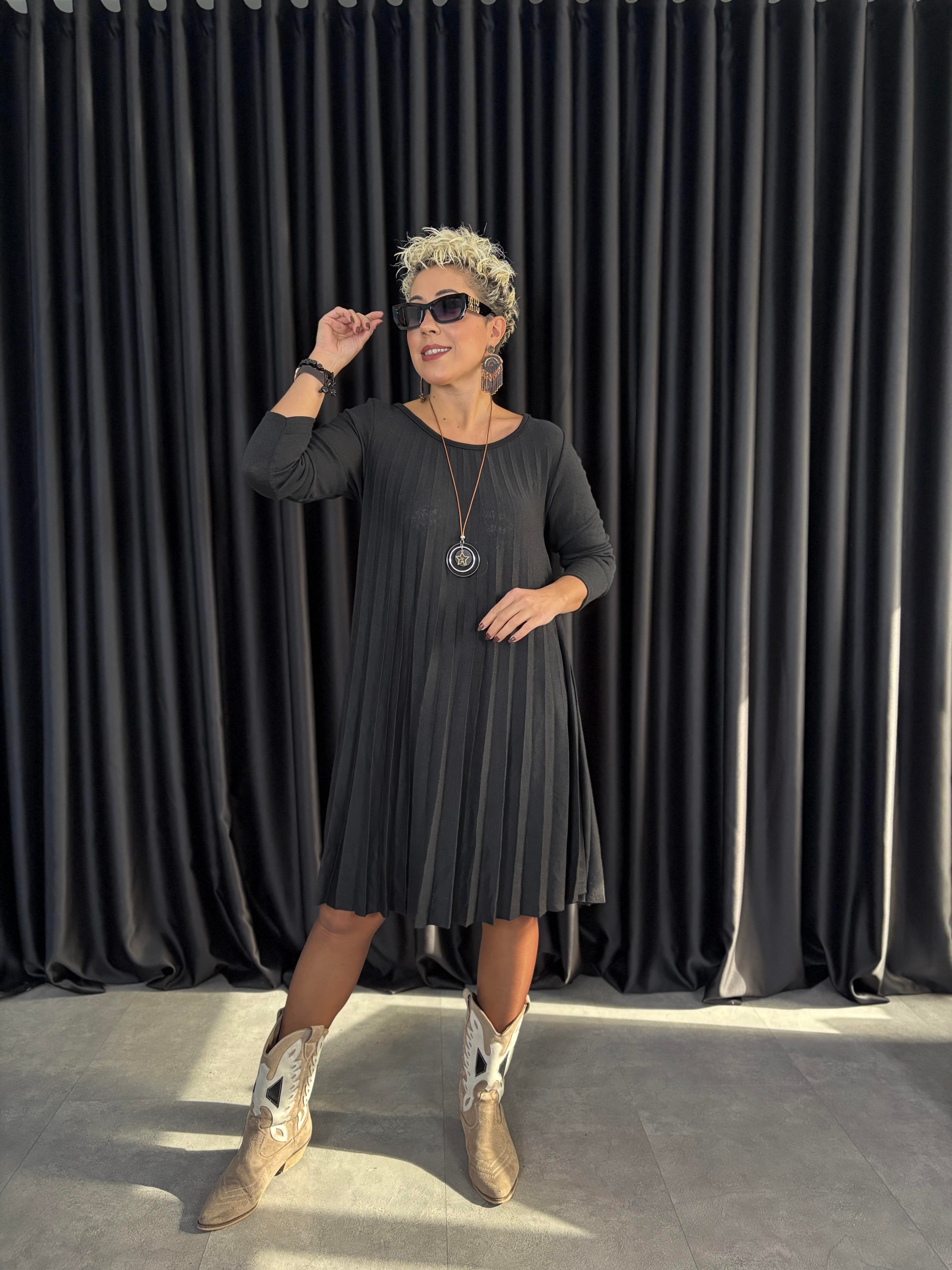 İtalyan Pileli Siyah Kolyeli Triko Elbise