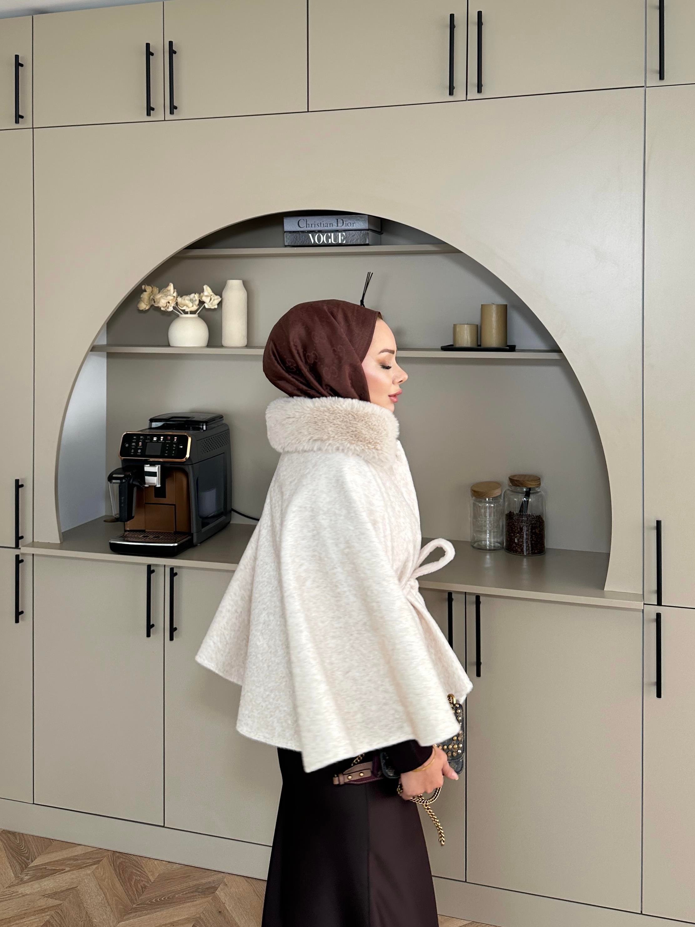 Darby Yakası Kürk Detaylı Angora Panço Ekru