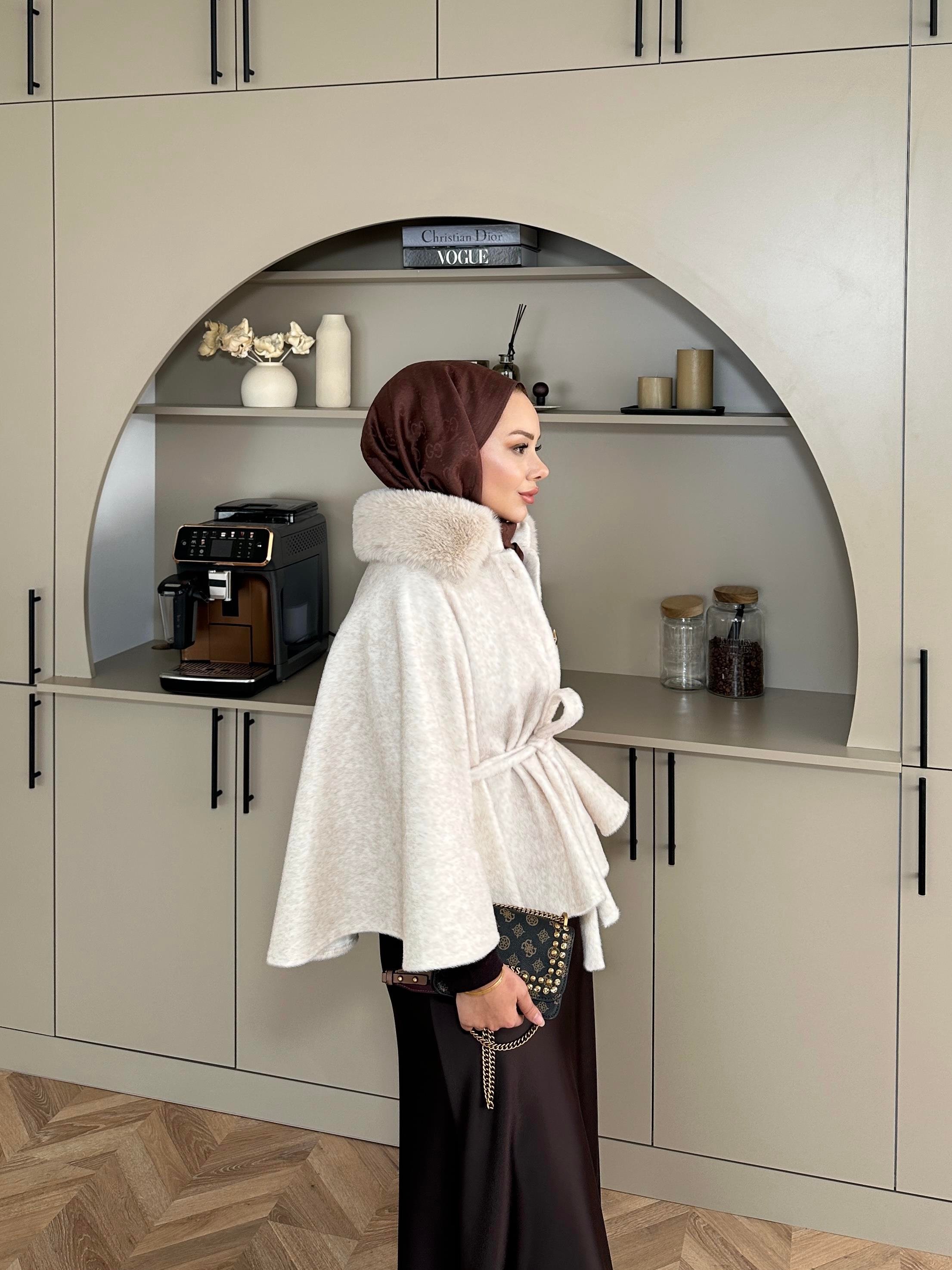 Darby Yakası Kürk Detaylı Angora Panço Ekru