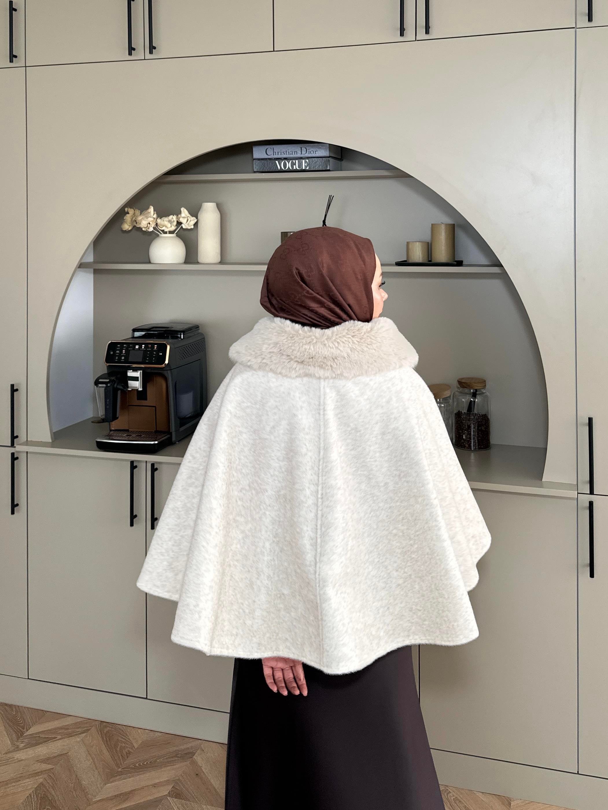 Darby Yakası Kürk Detaylı Angora Panço Ekru