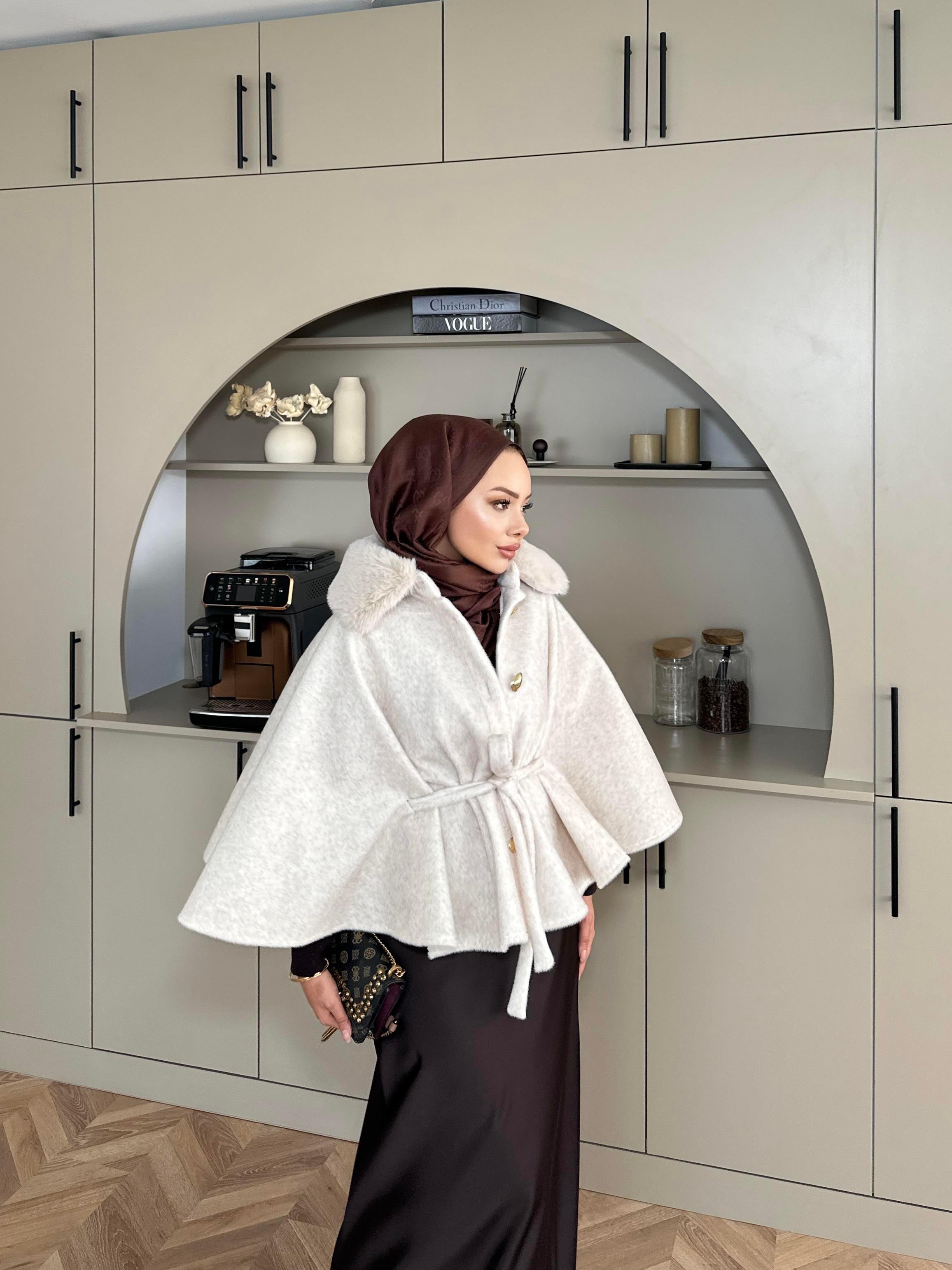 Darby Yakası Kürk Detaylı Angora Panço Ekru