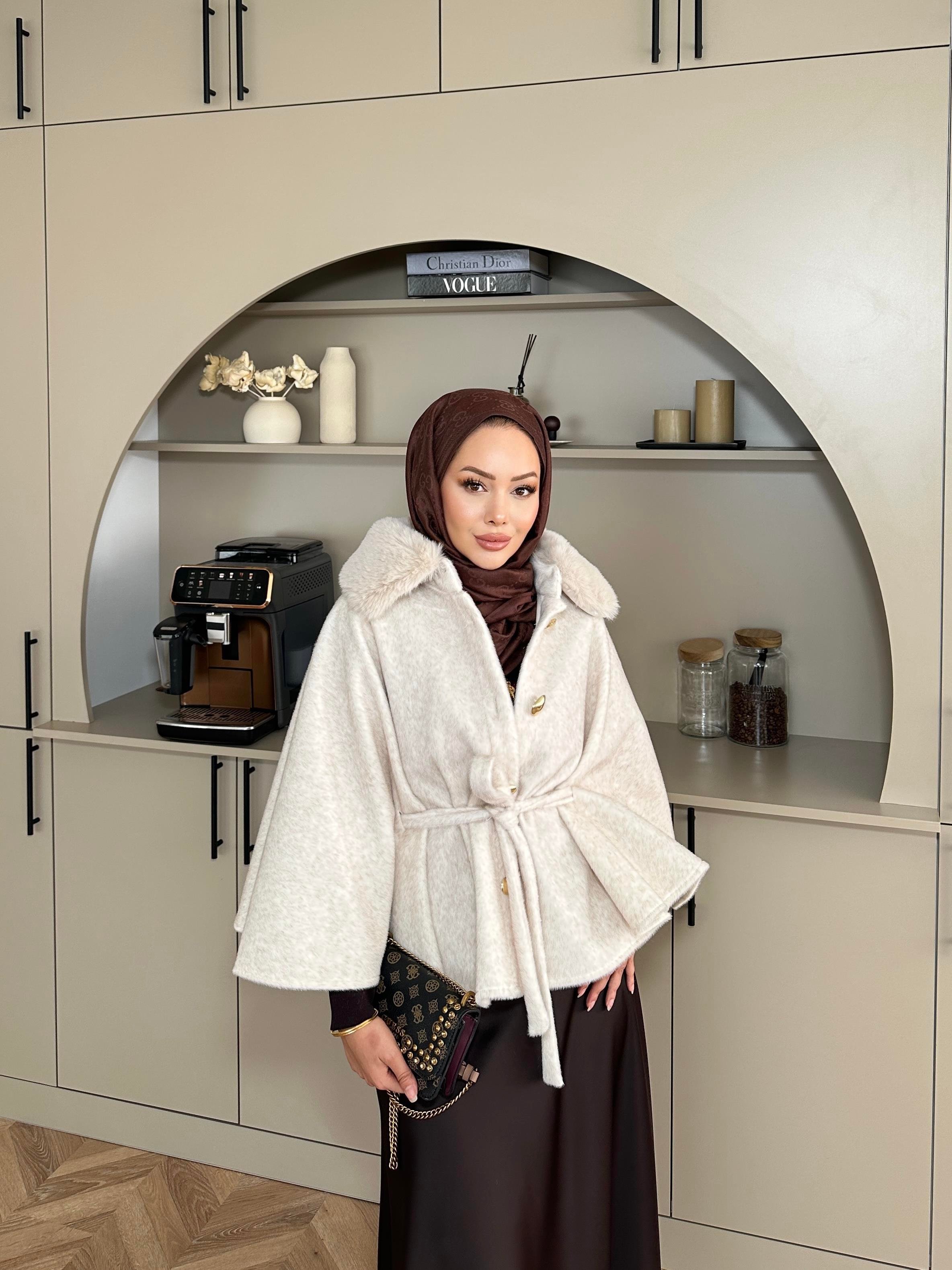 Darby Yakası Kürk Detaylı Angora Panço Ekru