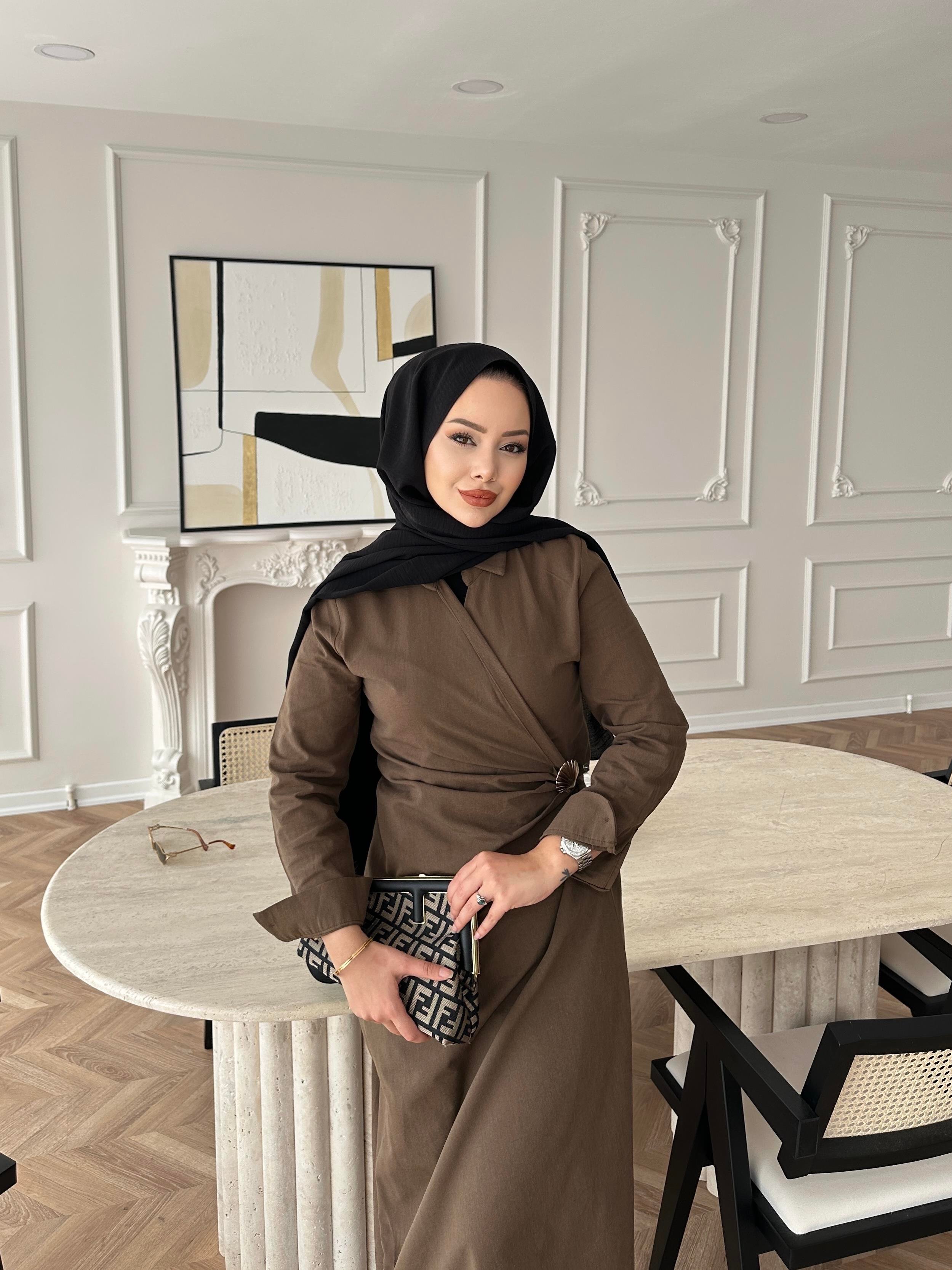 Deniz Broşlu Elbise Acı Kahve