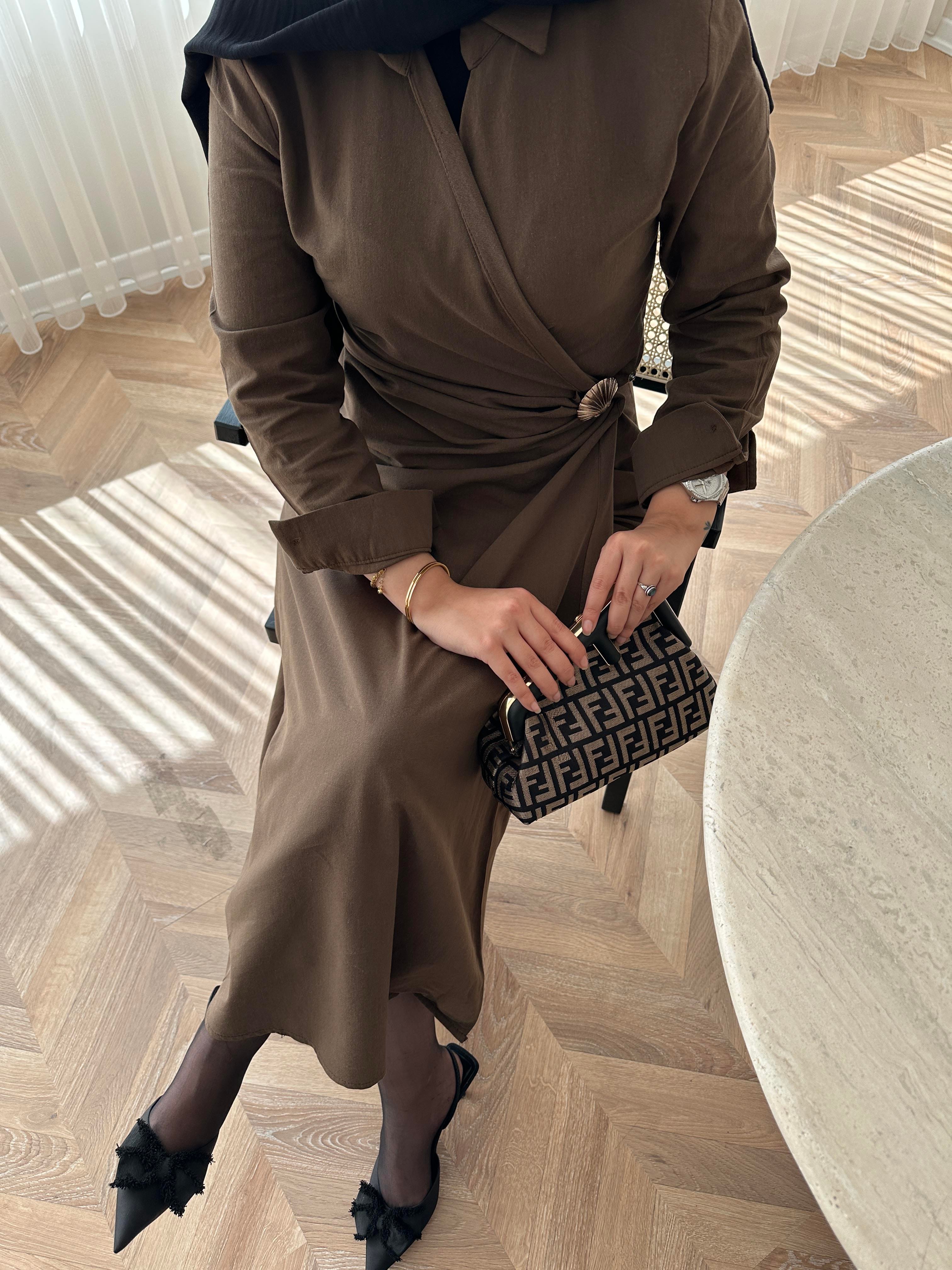 Deniz Broşlu Elbise Acı Kahve