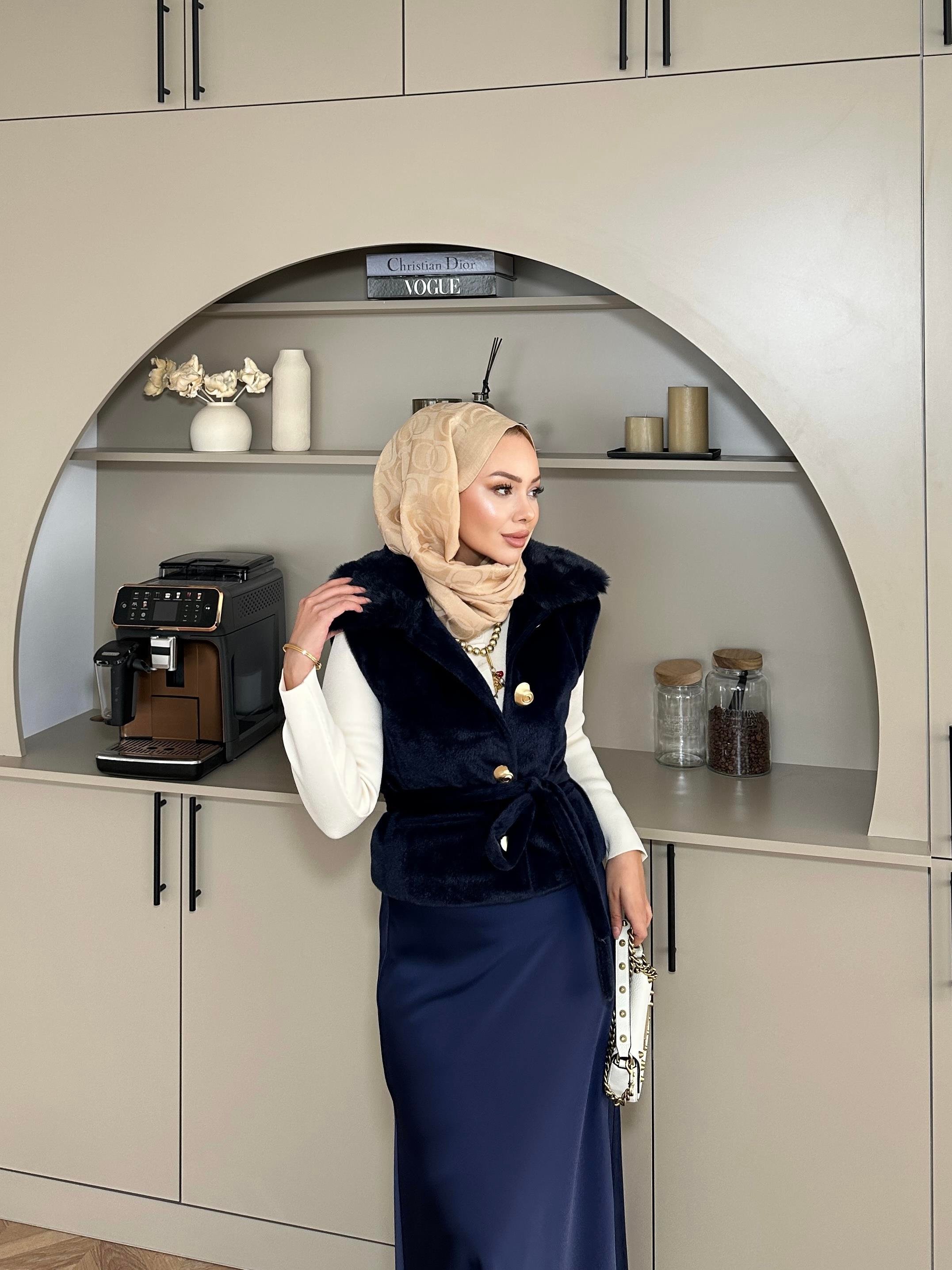 Krista Yakası Kürk Detaylı Angora Yelek Lacivert