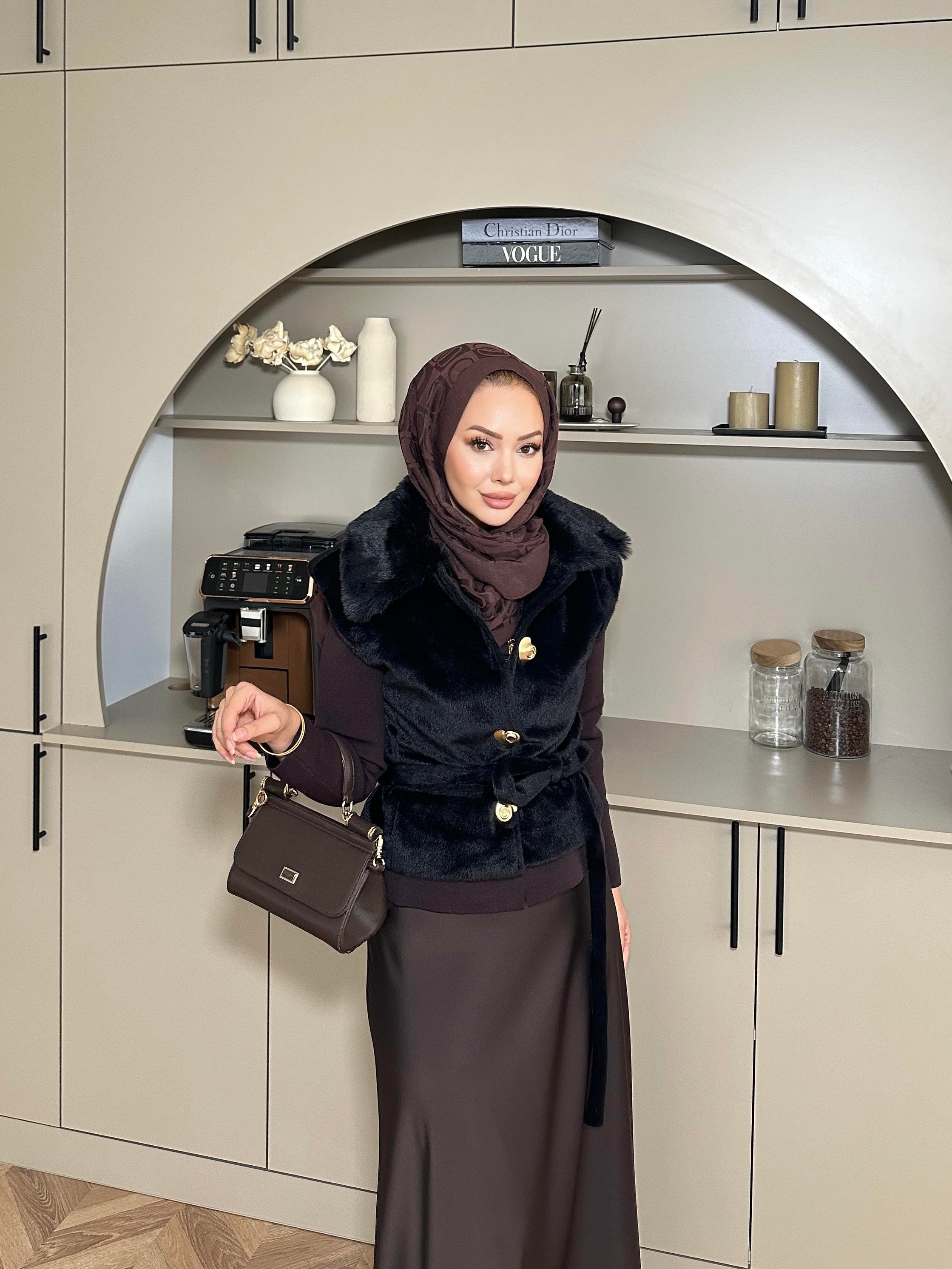 Krista Yakası Kürk Detaylı Angora Yelek Siyah