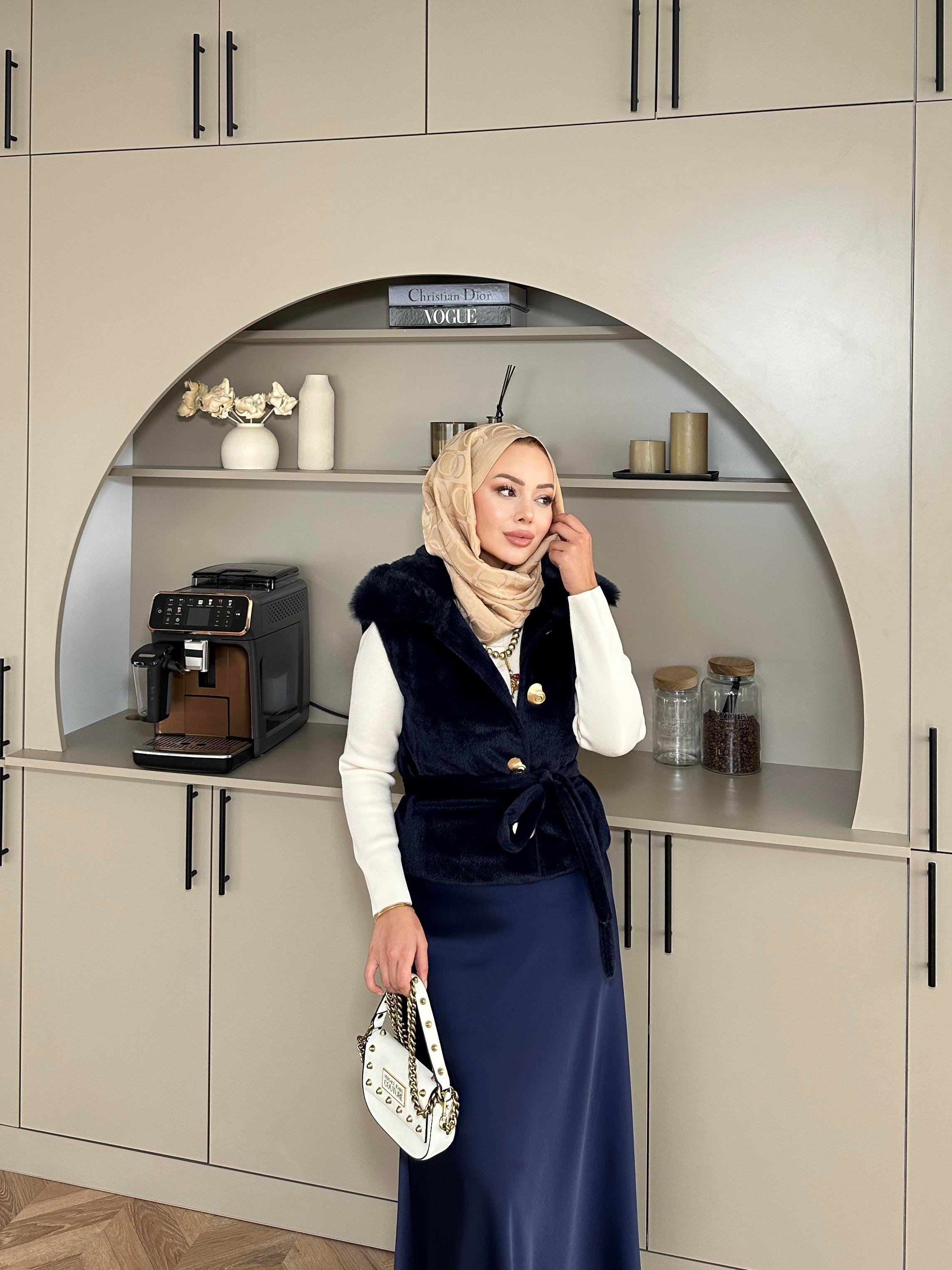 Krista Yakası Kürk Detaylı Angora Yelek Lacivert