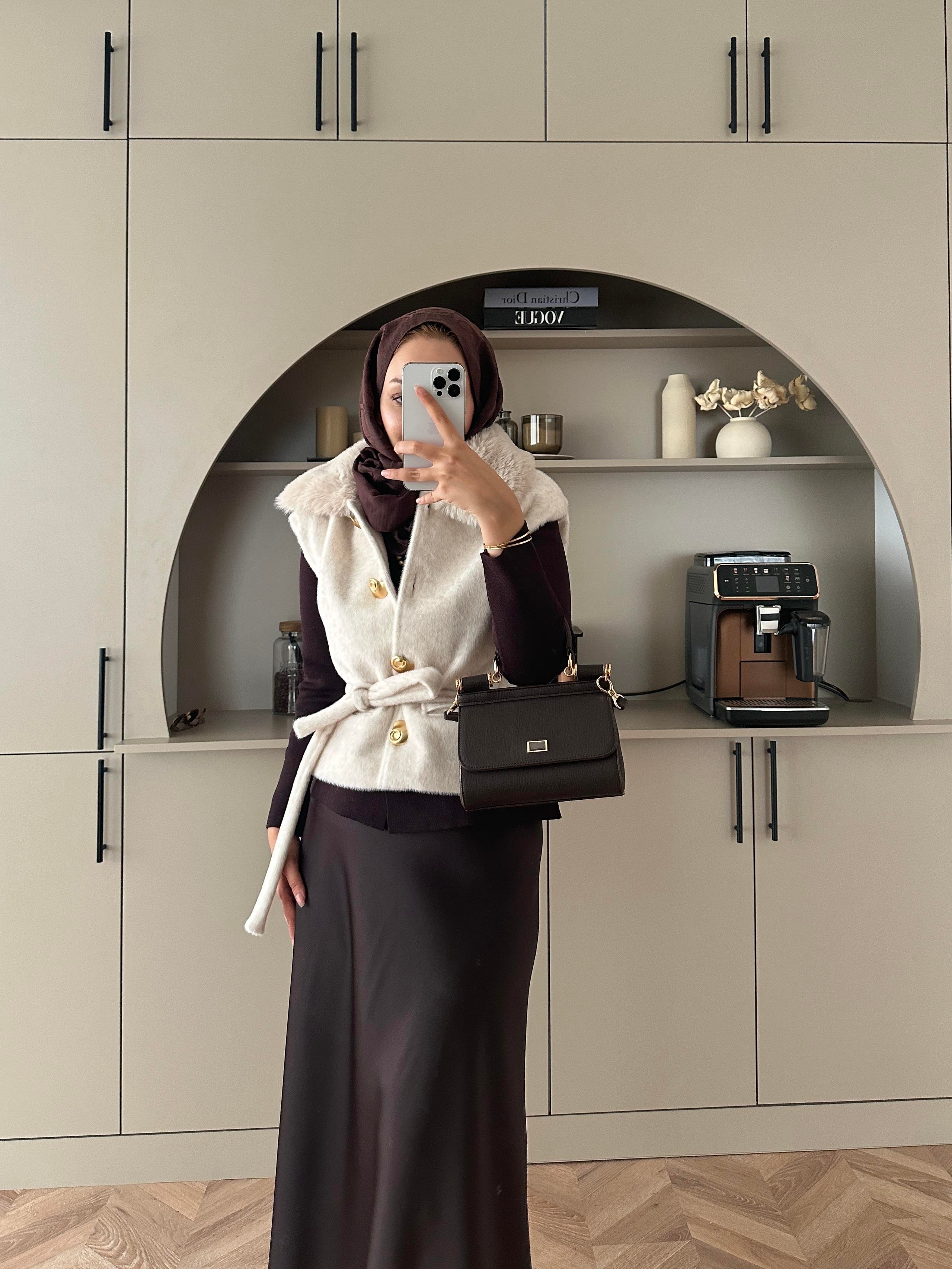 Krista Yakası Kürk Detaylı Angora Yelek Ekru