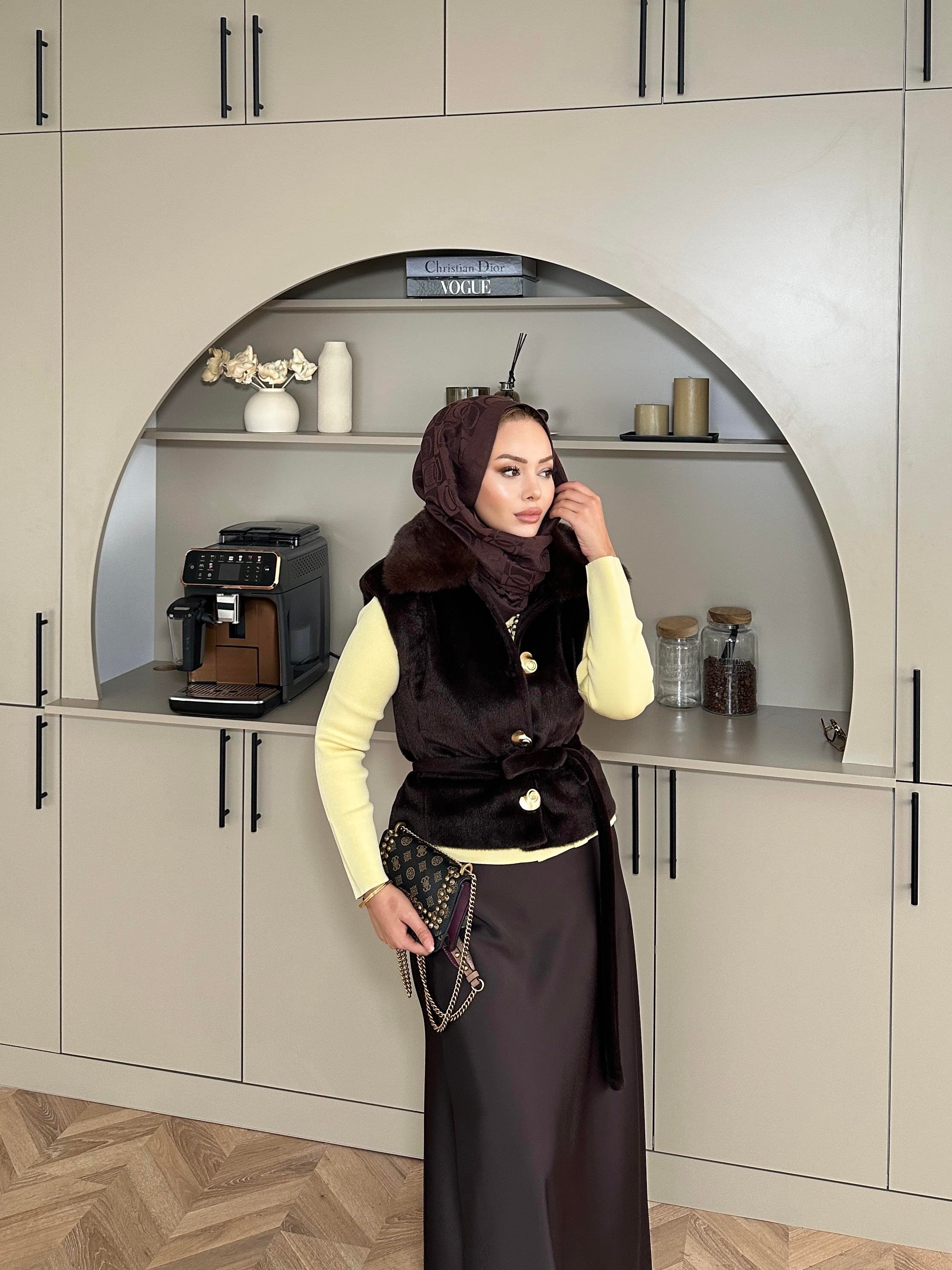 Krista Yakası Kürk Detaylı Angora Yelek Acı Kahve