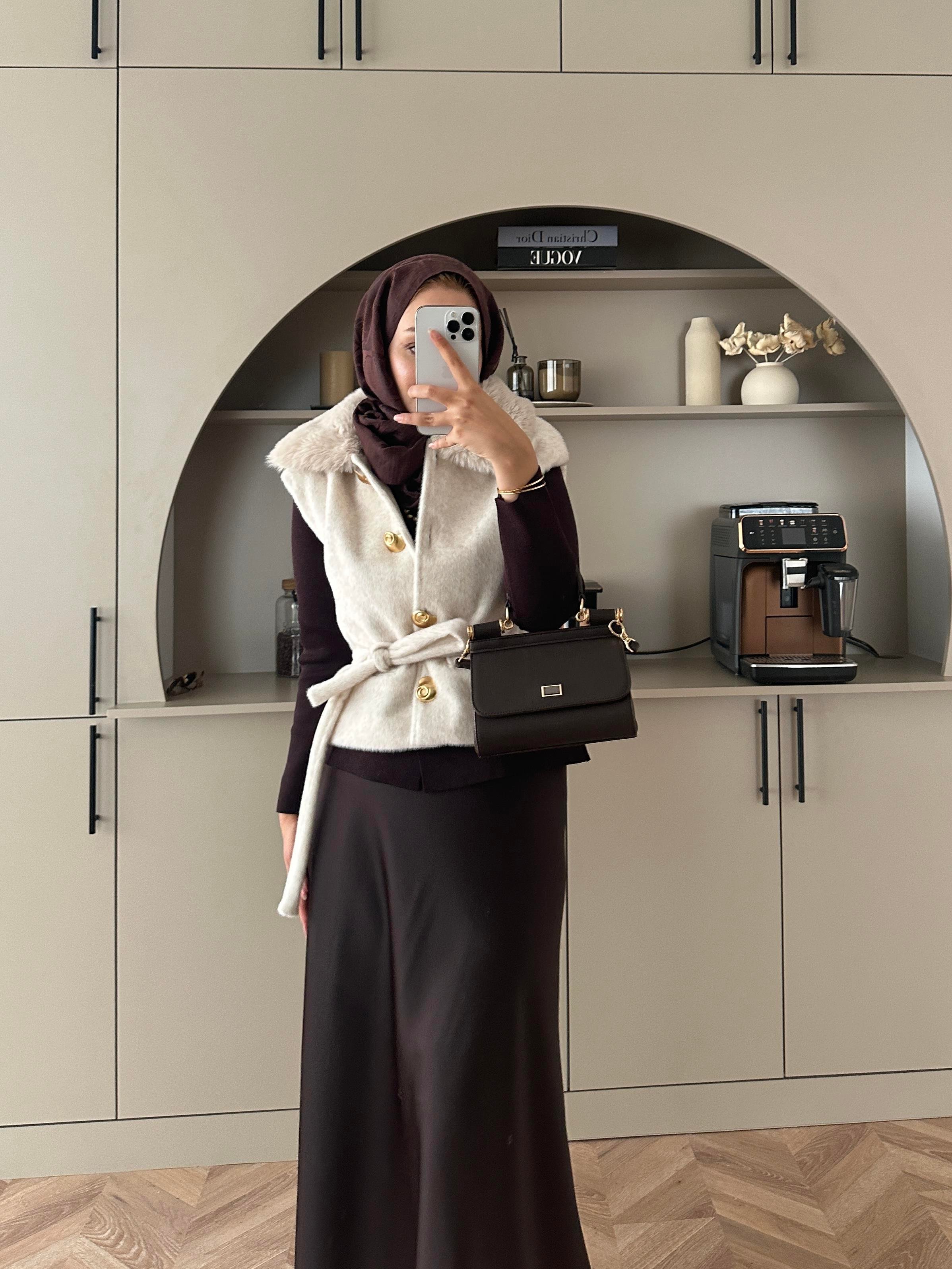 Krista Yakası Kürk Detaylı Angora Yelek Ekru