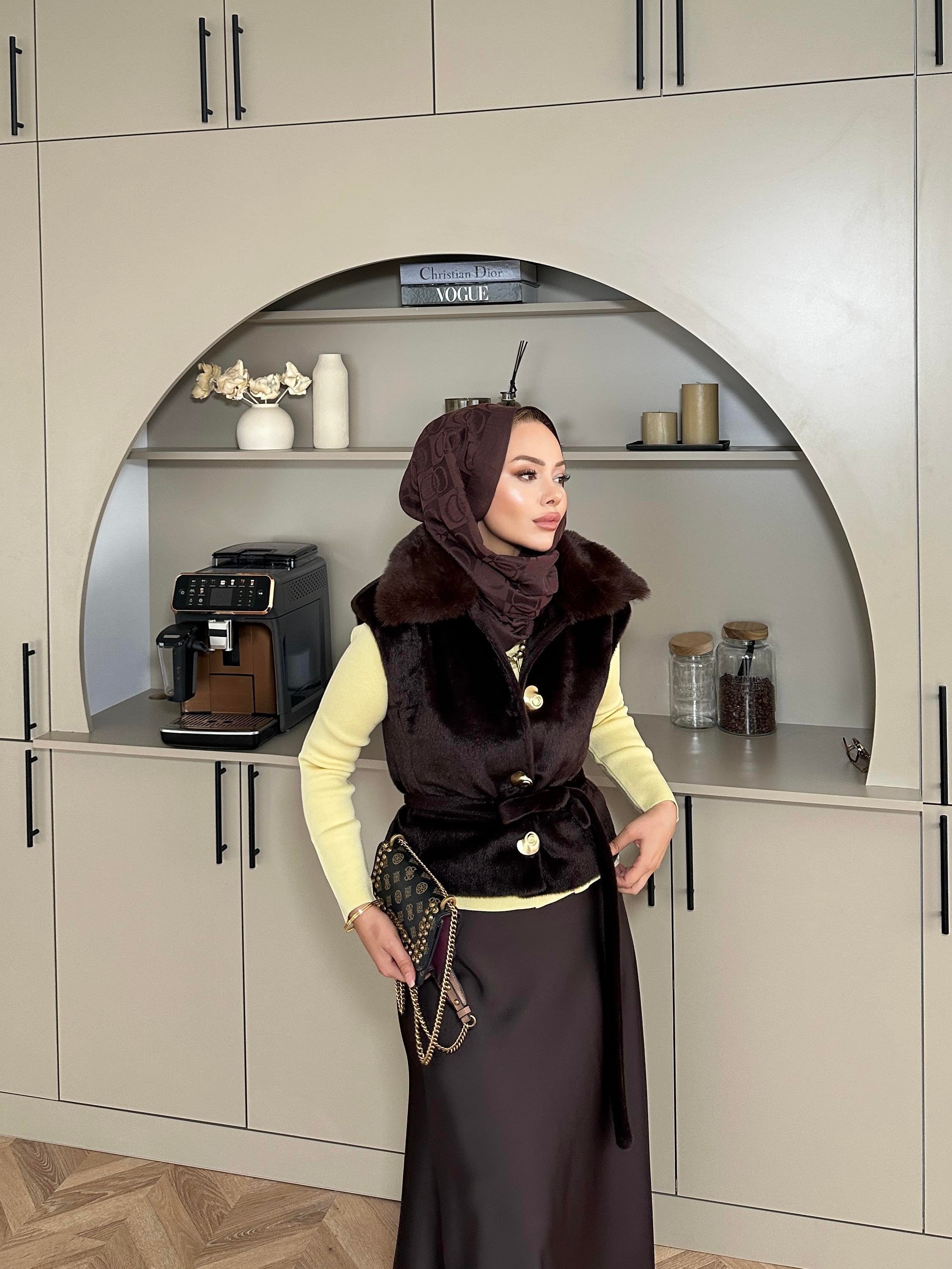 Krista Yakası Kürk Detaylı Angora Yelek Acı Kahve