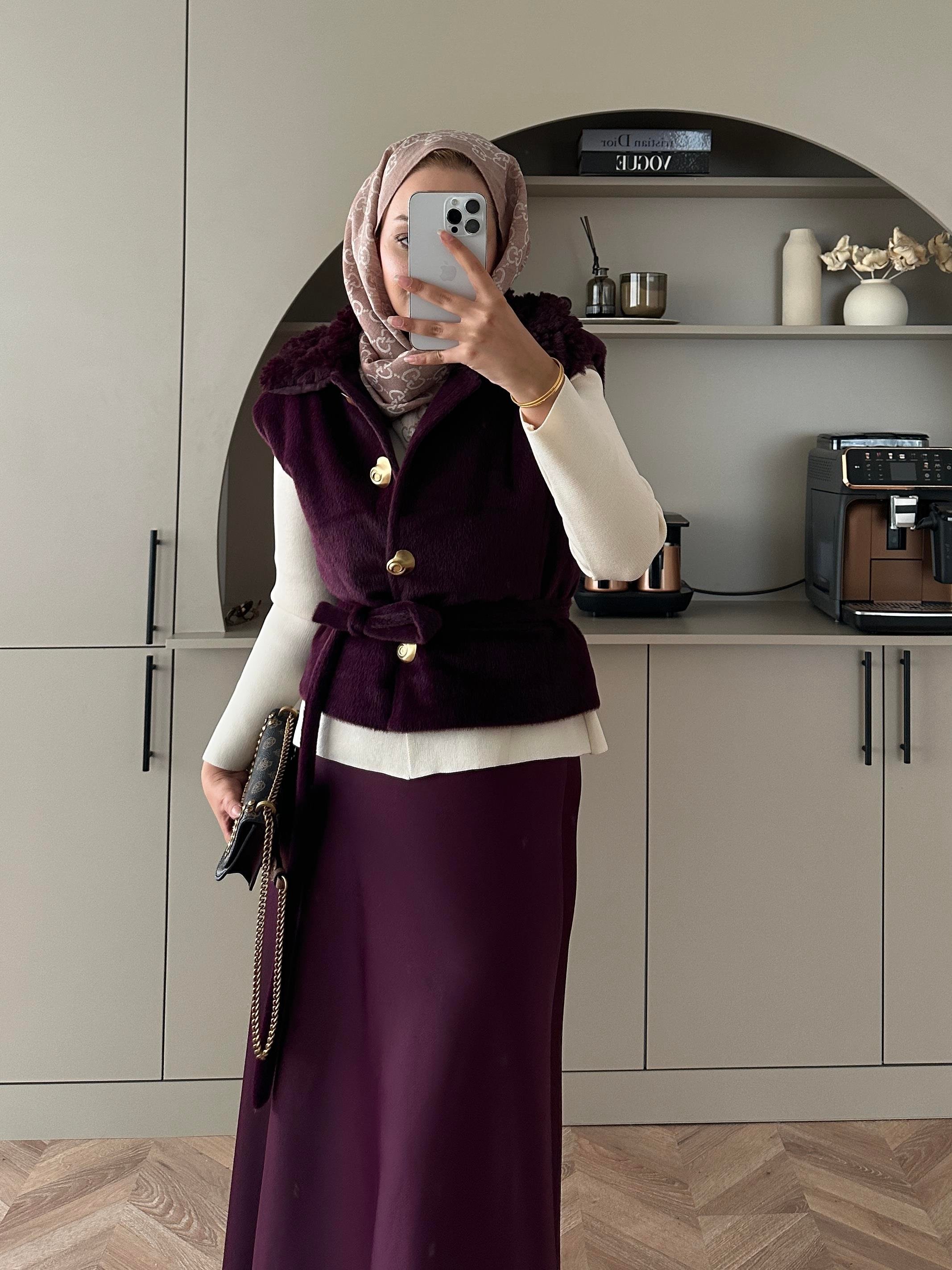 Krista Yakası Kürk Detaylı Angora Yelek Mürdüm