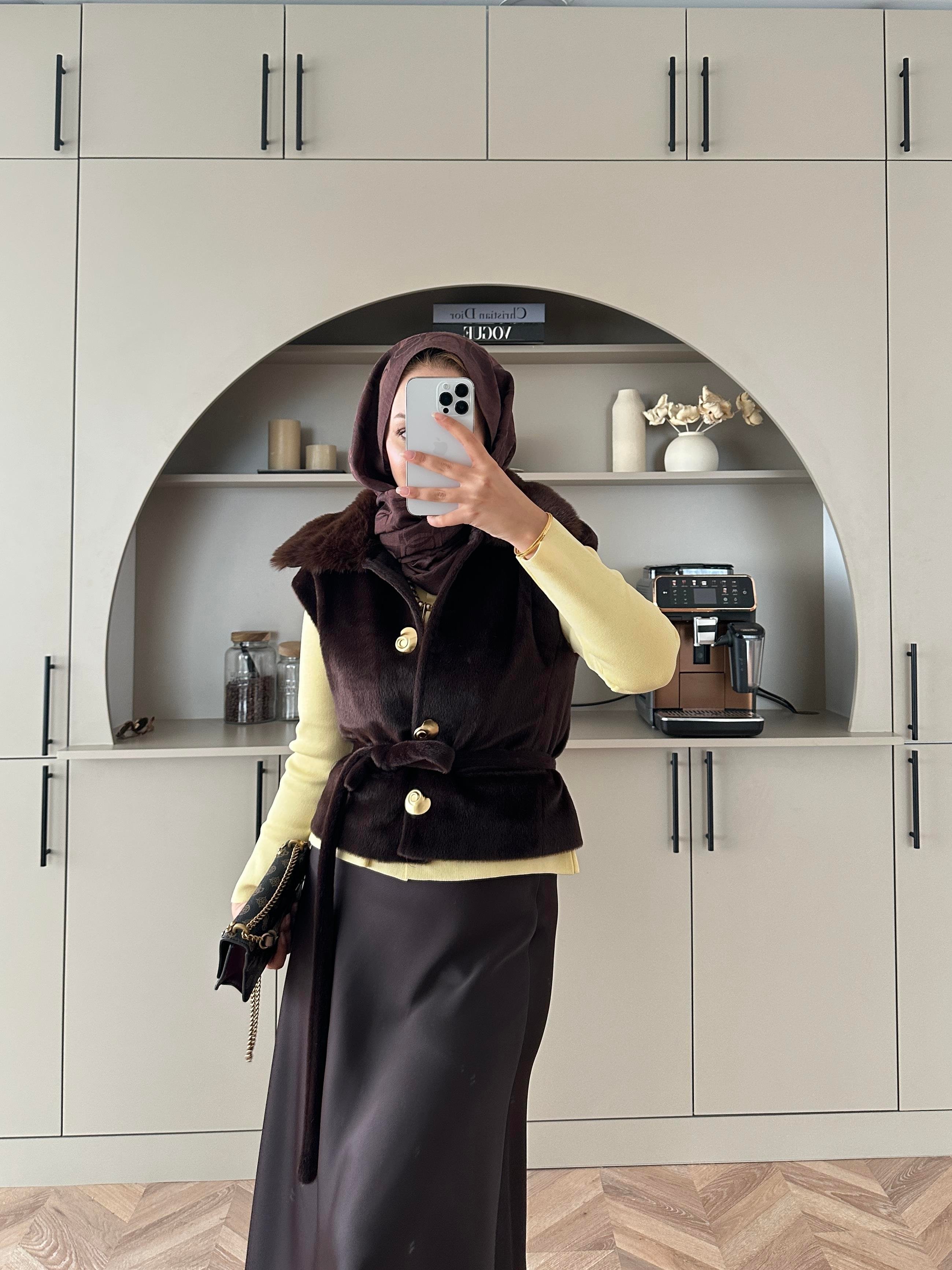 Krista Yakası Kürk Detaylı Angora Yelek Acı Kahve