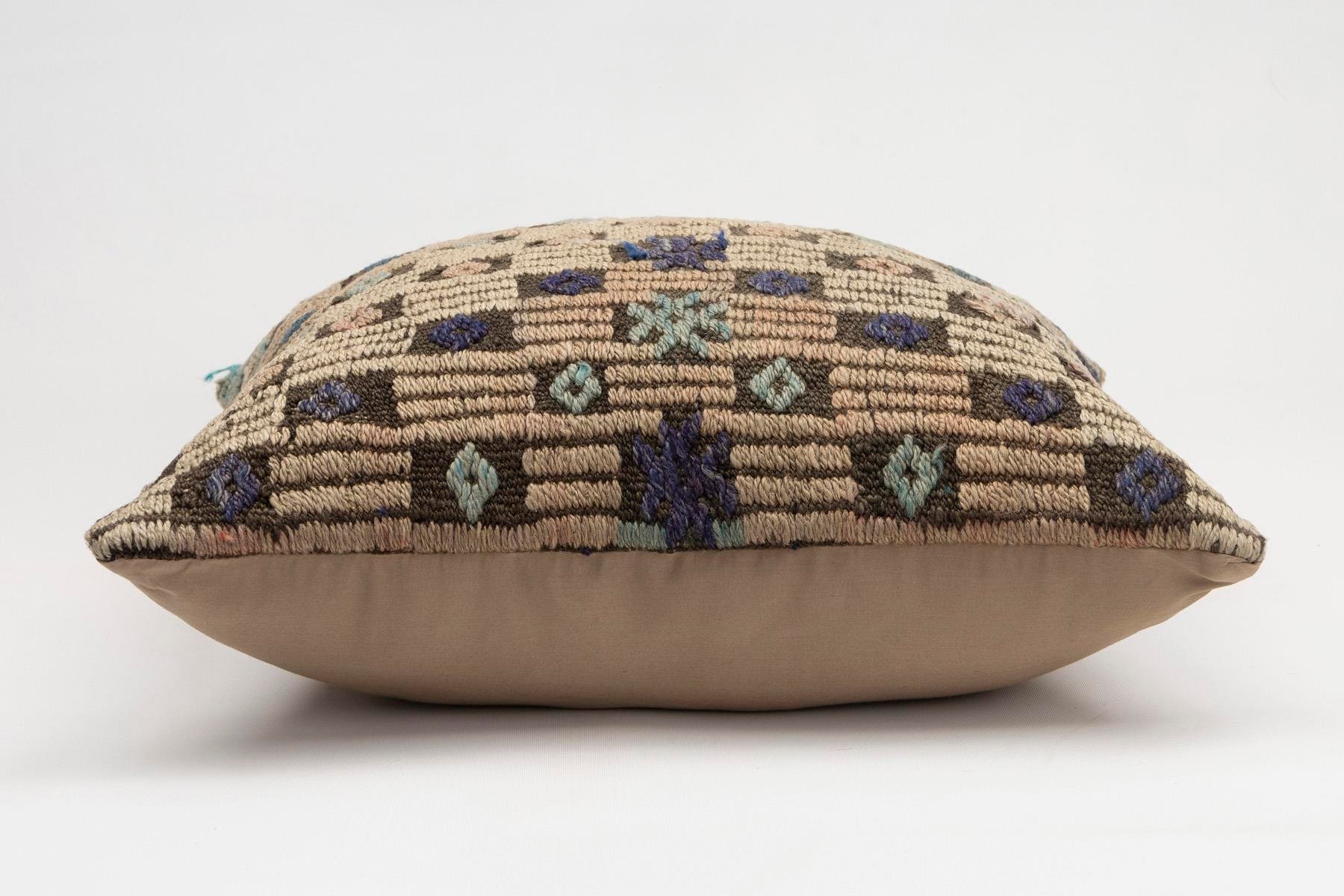 20x20 inches (50x50 cm) Kilim Pillow | KILIM WHOLESALE - Vintage Handmade Pillows - Vintage Handmade Kilim Rugs - It is 100% wool. Artistic and historical rugs. Old handwoven rugs. - Online hand woven rugs and kilim cushions sales. Shipping to a