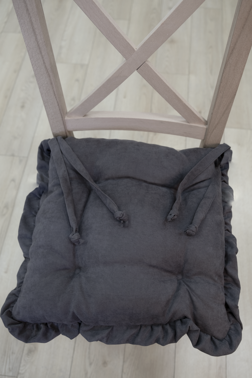 Antrasit Fırfırlı Özel Dikişli Sandalye Minderi Dolgulu Kare Bağcıklı Yıkanabilir 40x40 cm