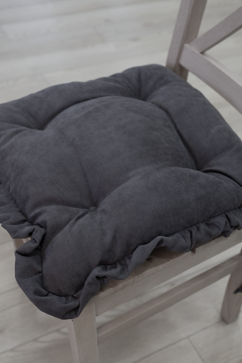 Antrasit Fırfırlı Özel Dikişli Sandalye Minderi Dolgulu Kare Bağcıklı Yıkanabilir 40x40 cm