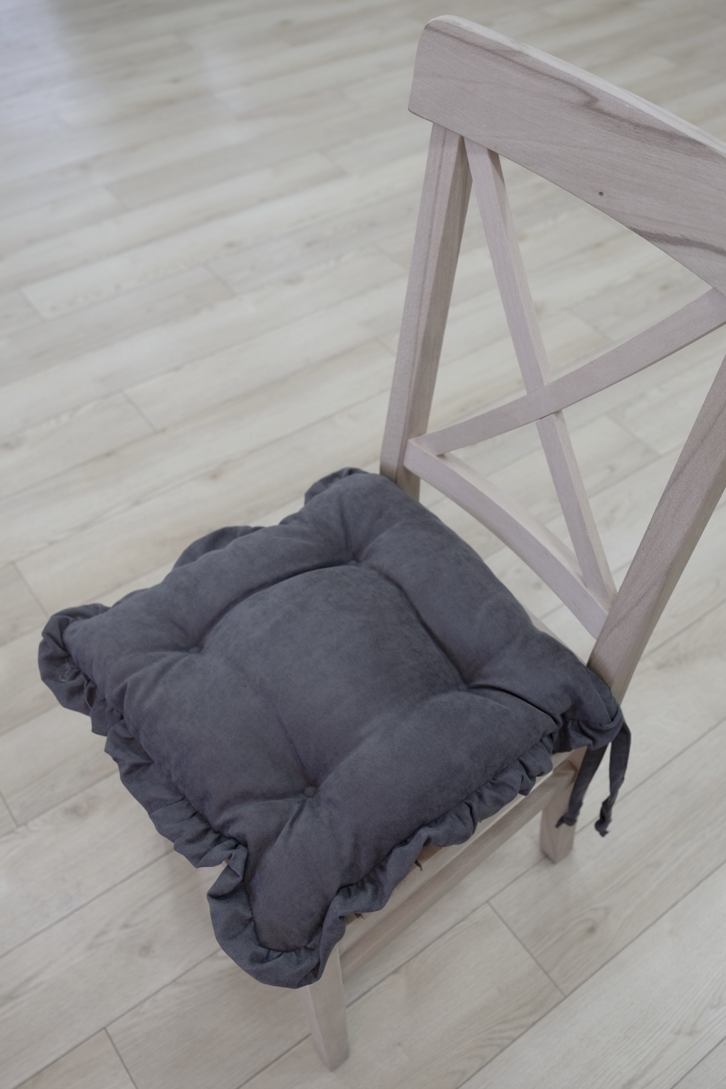 Antrasit Fırfırlı Özel Dikişli Sandalye Minderi Dolgulu Kare Bağcıklı Yıkanabilir 40x40 cm