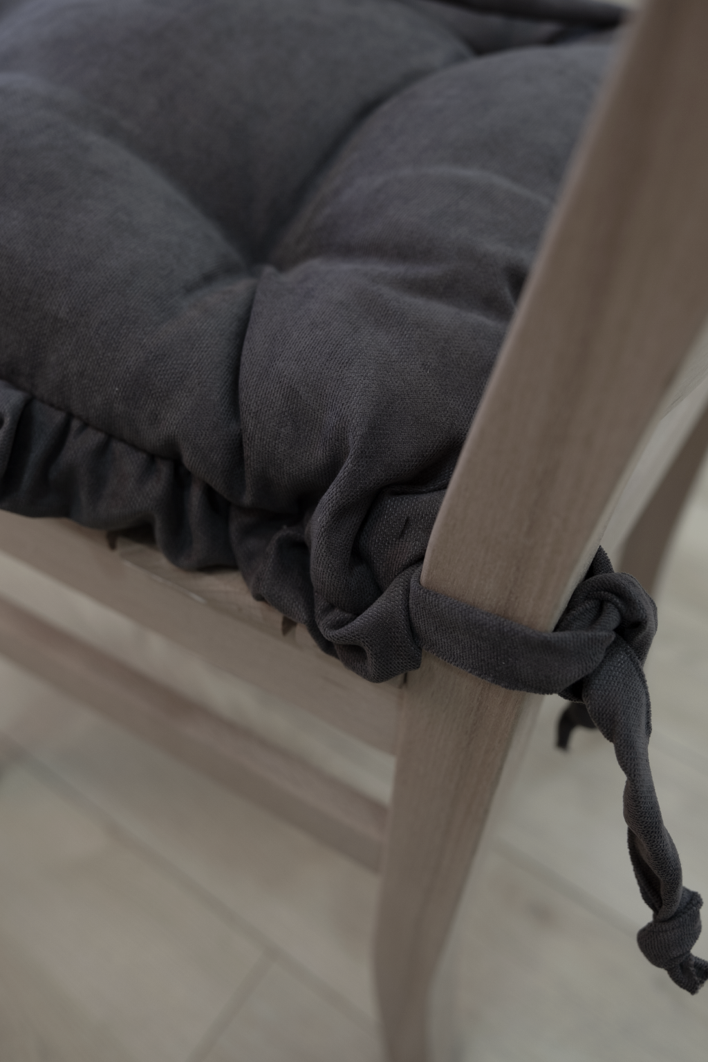 Antrasit Fırfırlı Özel Dikişli Sandalye Minderi Dolgulu Kare Bağcıklı Yıkanabilir 40x40 cm