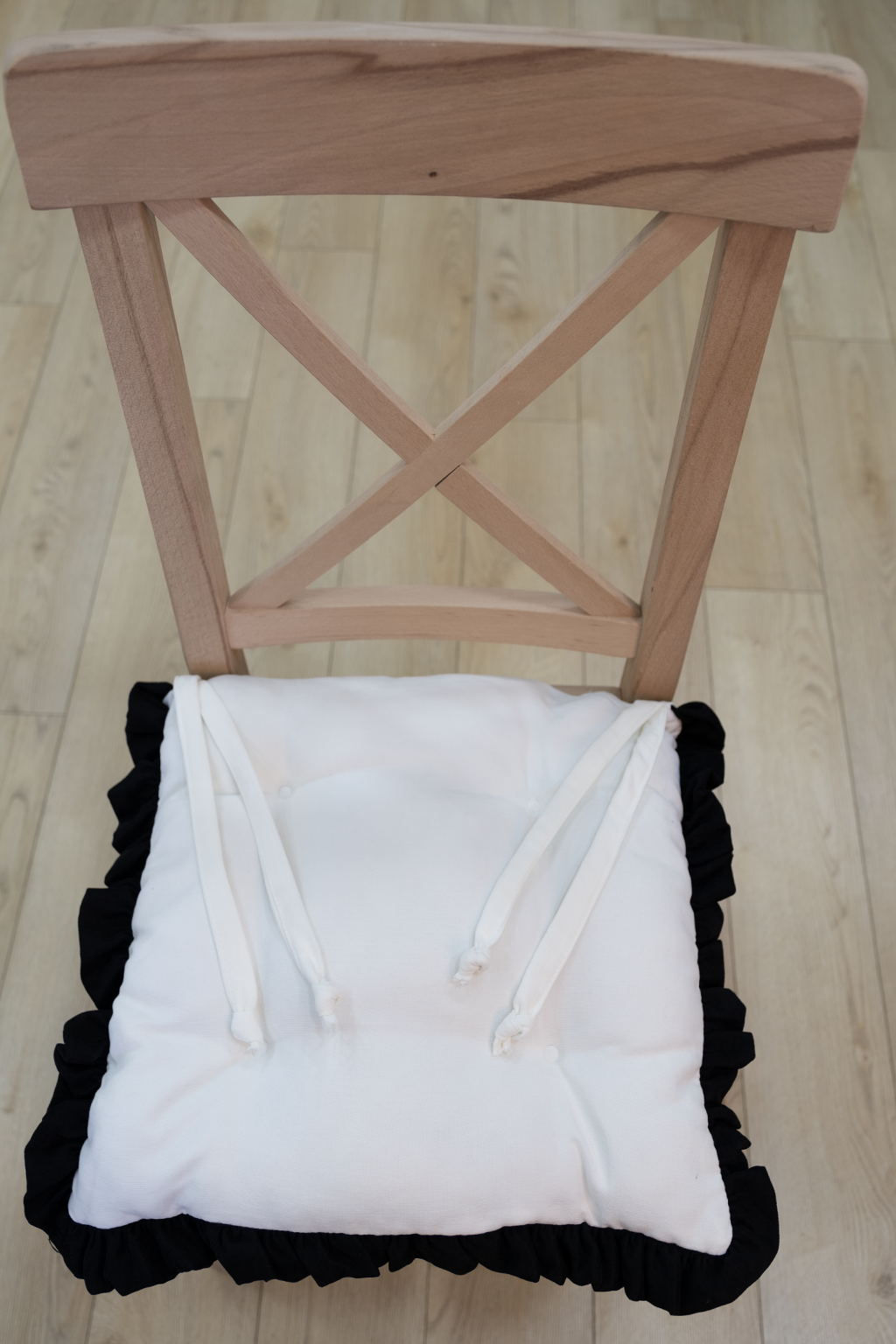 Beyaz Siyah Fırfırlı Özel Dikişli Sandalye Minderi Dolgulu Kare Bağcıklı Yıkanabilir 40x40 cm