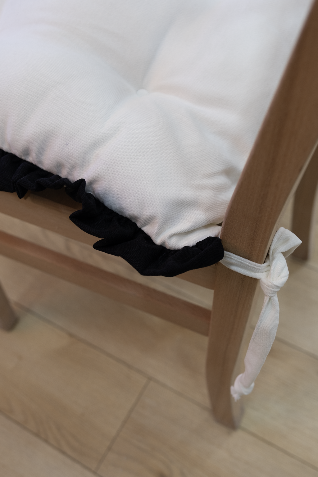 Beyaz Siyah Fırfırlı Özel Dikişli Sandalye Minderi Dolgulu Kare Bağcıklı Yıkanabilir 40x40 cm