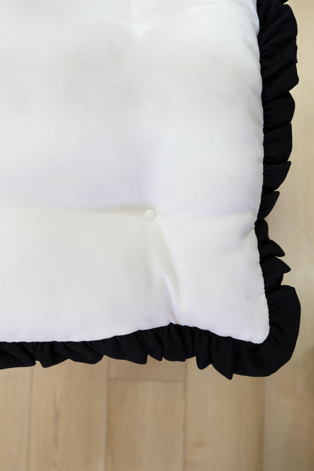 Beyaz Siyah Fırfırlı Özel Dikişli Sandalye Minderi Dolgulu Kare Bağcıklı Yıkanabilir 40x40 cm