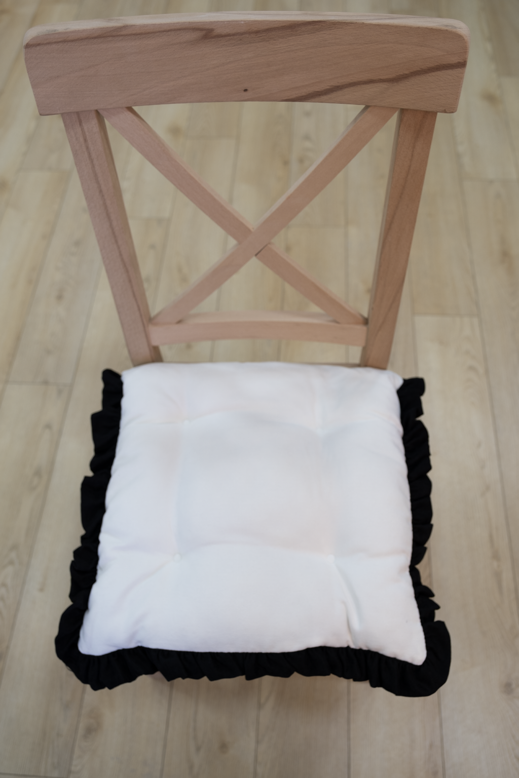 Beyaz Siyah Fırfırlı Özel Dikişli Sandalye Minderi Dolgulu Kare Bağcıklı Yıkanabilir 40x40 cm